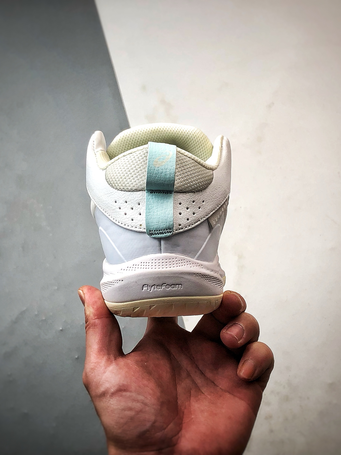 220 Asics Gel-Hoop v17 白米色 亚瑟士时尚简约缓冲减震篮球鞋 1063A096-101