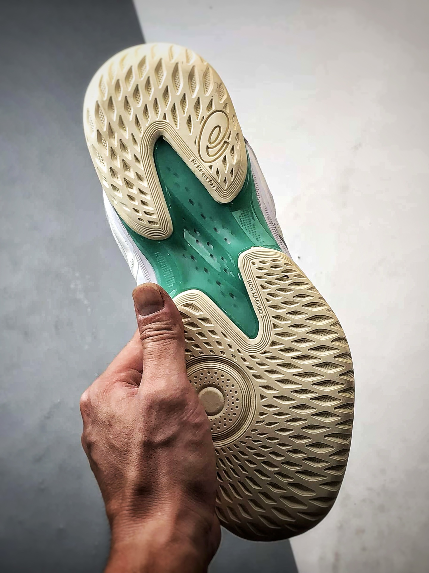 220 Asics Gel-Hoop v17 白米色 亚瑟士时尚简约缓冲减震篮球鞋 1063A096-101