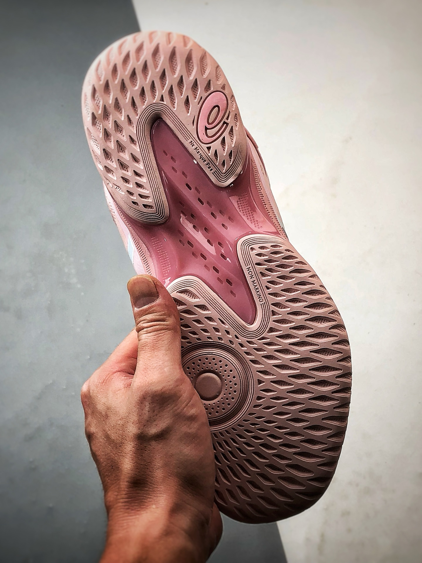 Asics Gel-Hoop v17 粉色 亚瑟士时尚简约缓冲减震篮球鞋 1063A110-700