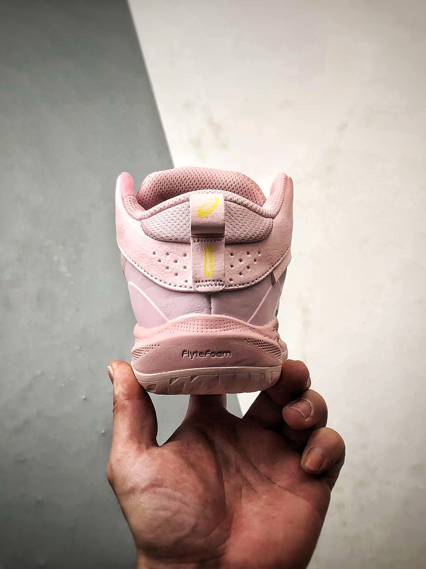 Asics Gel-Hoop v17 粉色 亚瑟士时尚简约缓冲减震篮球鞋 1063A110-700