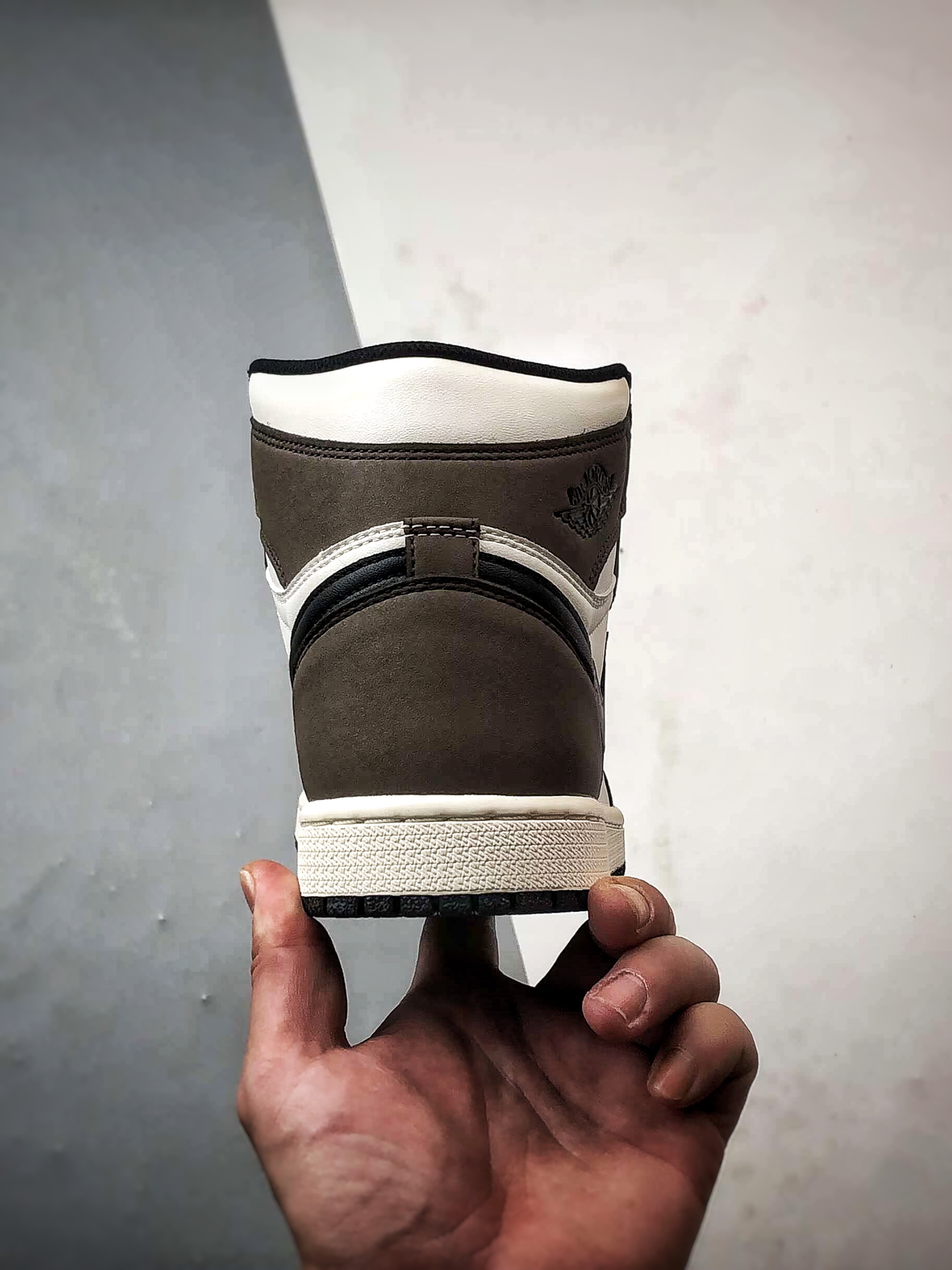 Air Jordan 1 High 小倒钩摩卡黑 555088-105
