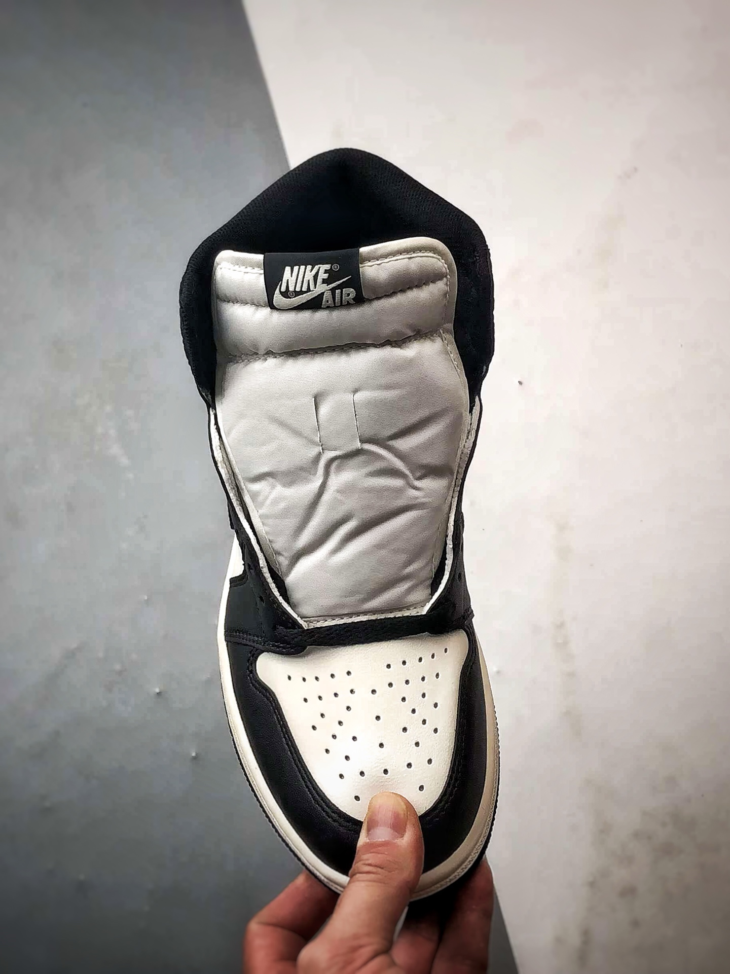 Air Jordan 1 High 小倒钩摩卡黑 555088-105