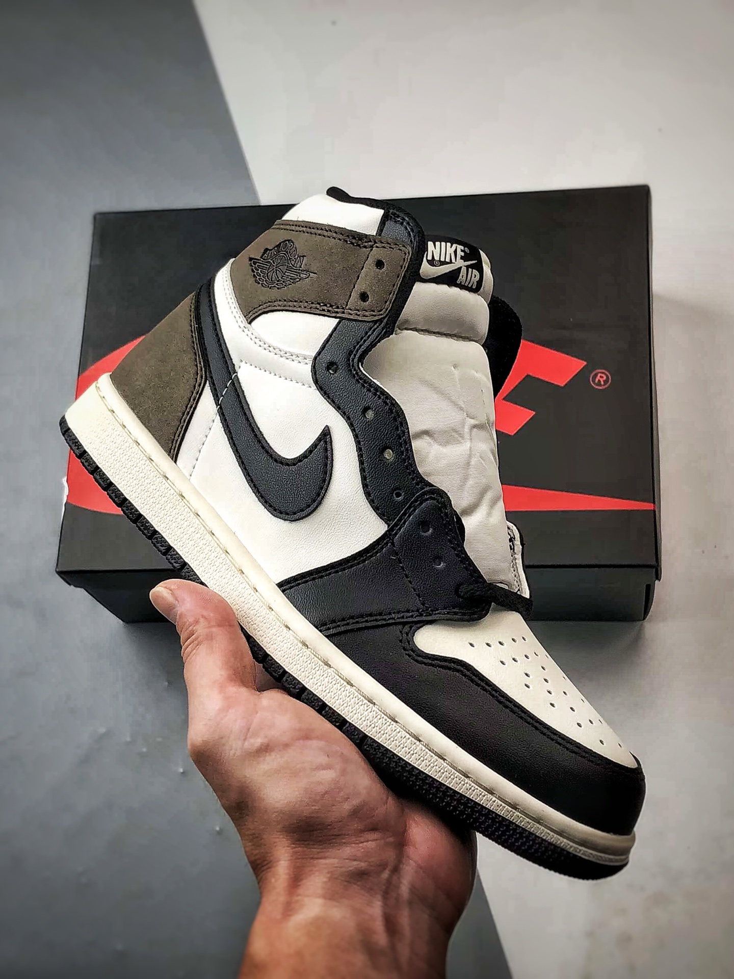 Air Jordan 1 High 小倒钩摩卡黑 555088-105