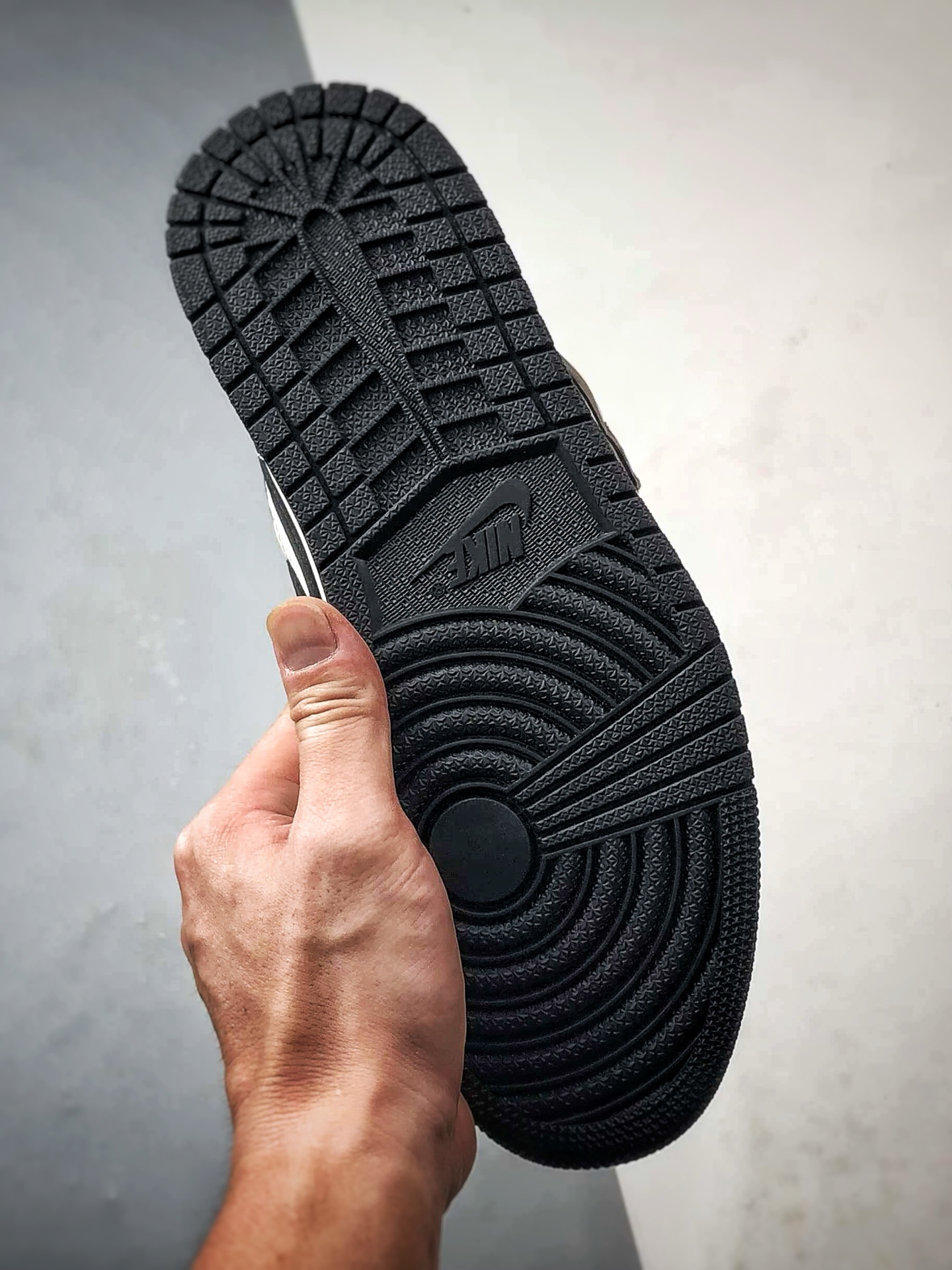 Air Jordan 1 High 小倒钩摩卡黑 555088-105