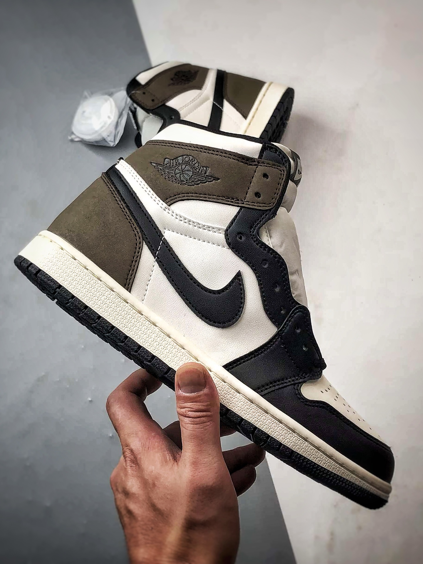 Air Jordan 1 High 小倒钩摩卡黑 555088-105