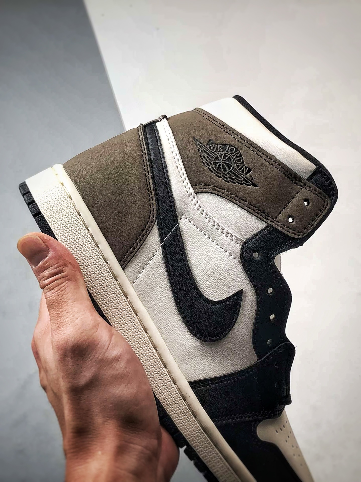 Air Jordan 1 High 小倒钩摩卡黑 555088-105