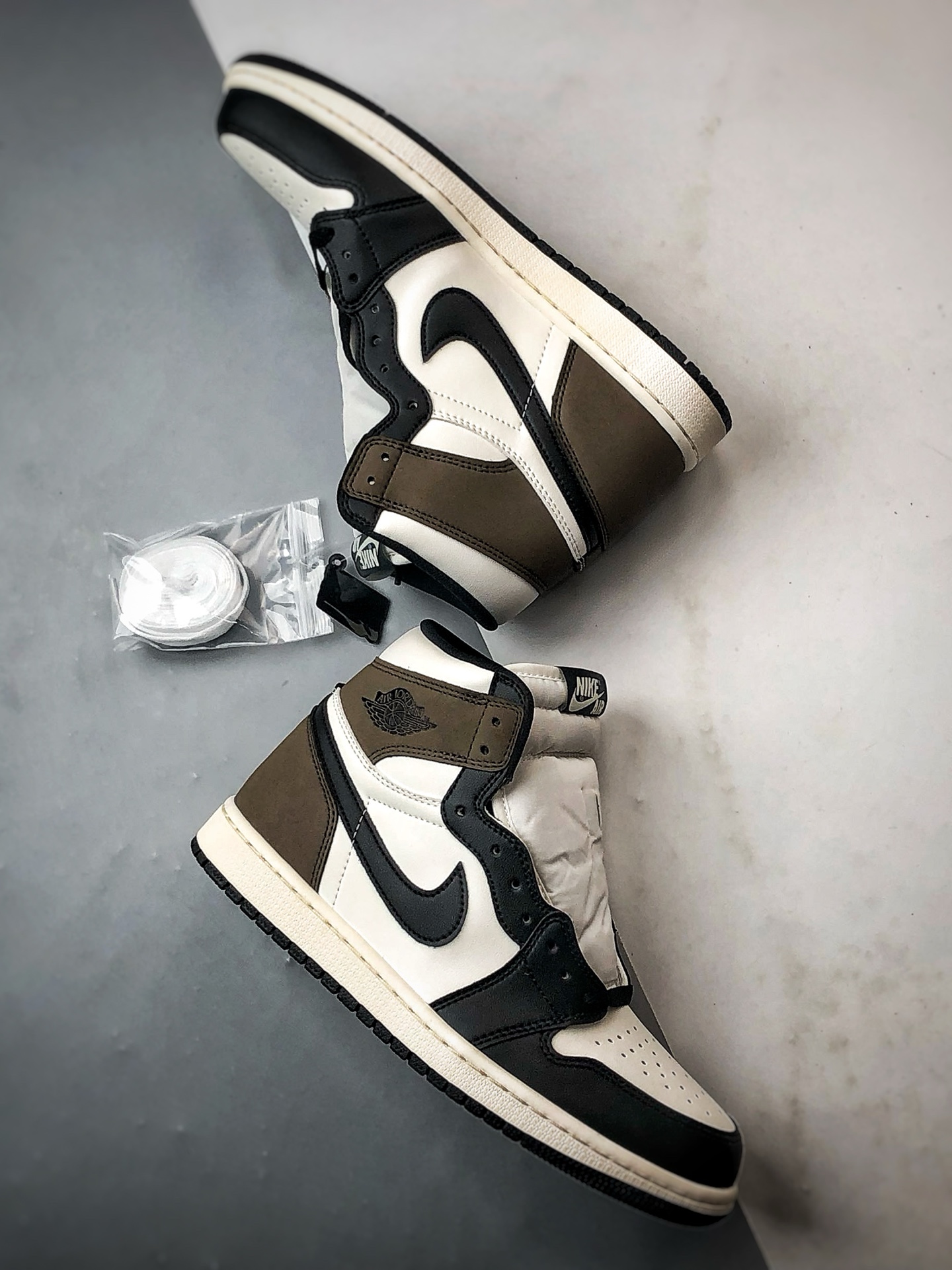 Air Jordan 1 High 小倒钩摩卡黑 555088-105