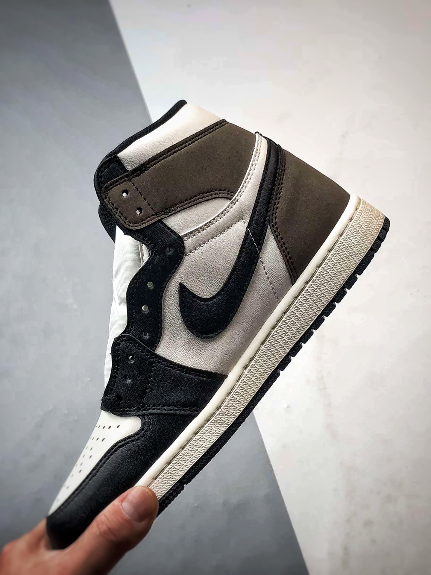 Air Jordan 1 High 小倒钩摩卡黑 555088-105