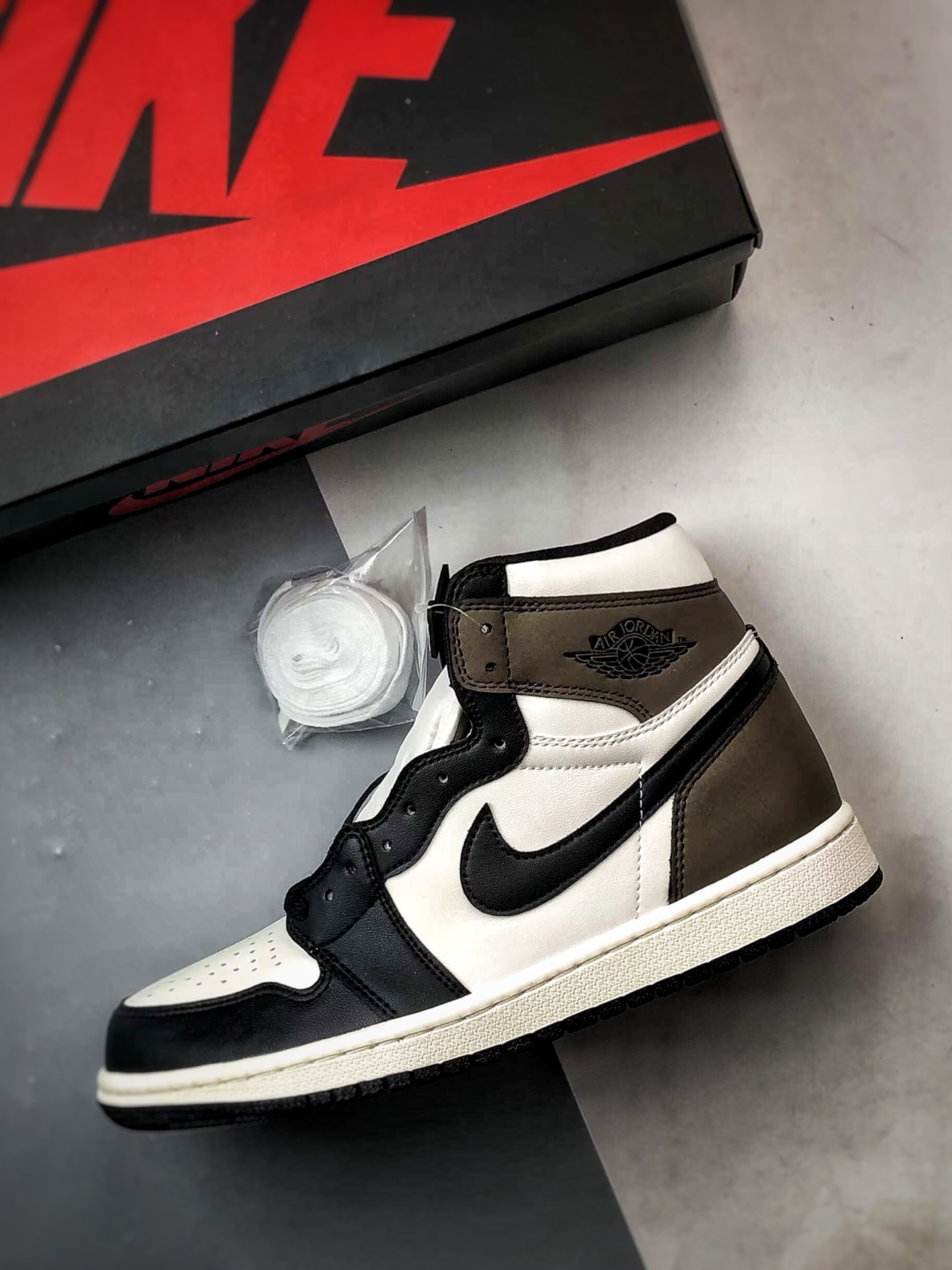 Air Jordan 1 High 小倒钩摩卡黑 555088-105
