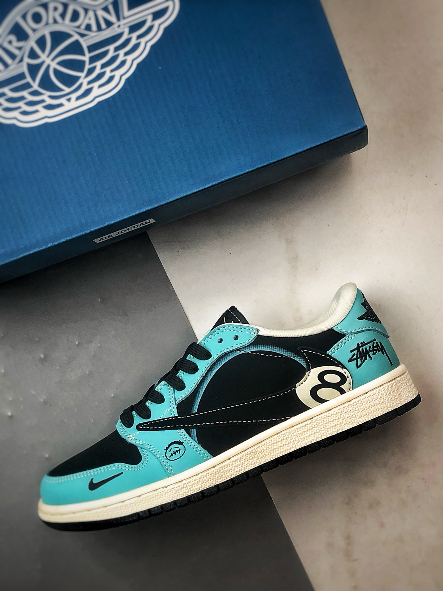 Air Jordan 1 Low ”高端定制” 斯图西黑8湖蓝黑倒钩 DD7866-103