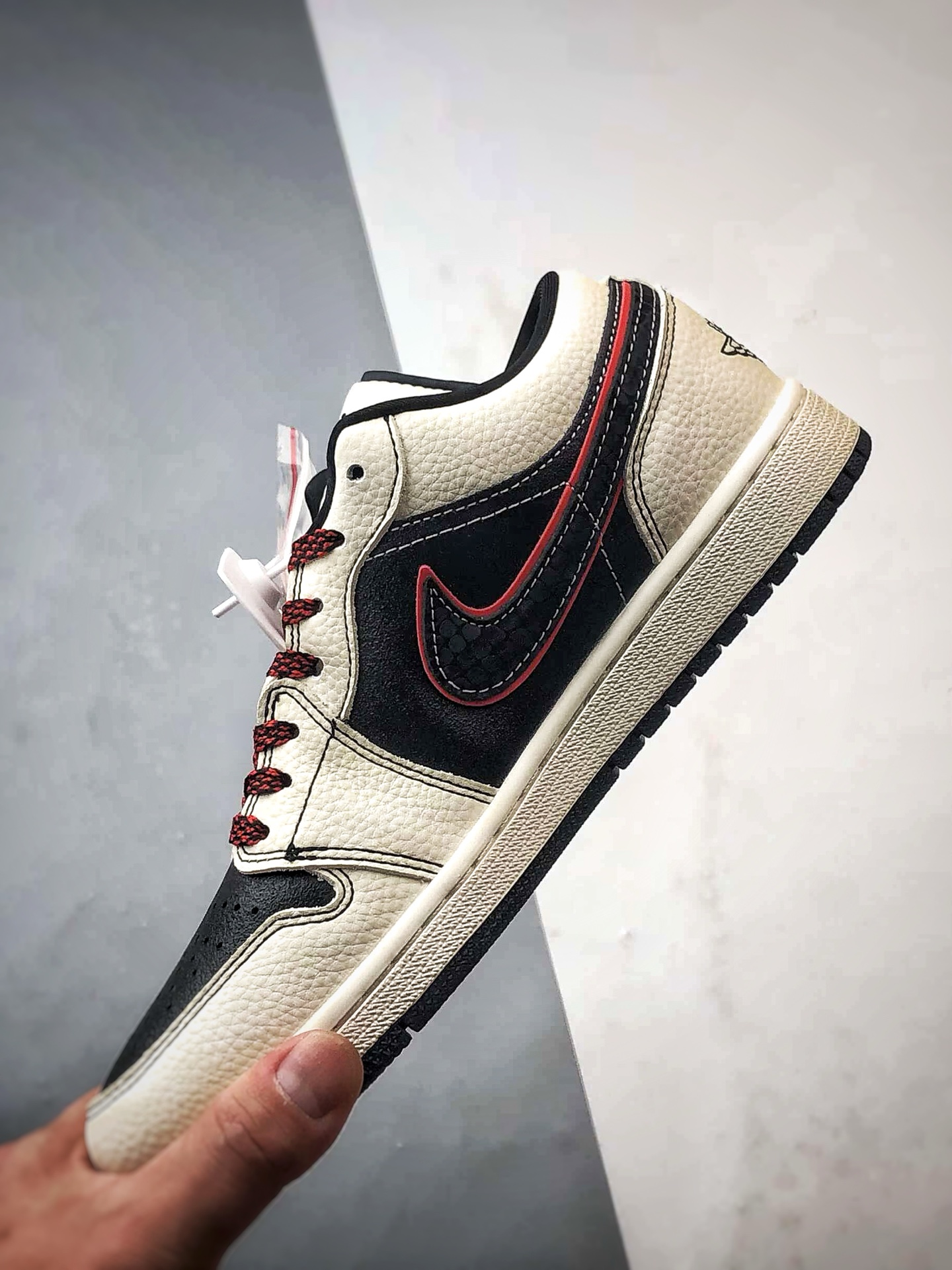 Air Jordan 1 Low ”高端定制” 斯图西米白黑红 QG1988-013