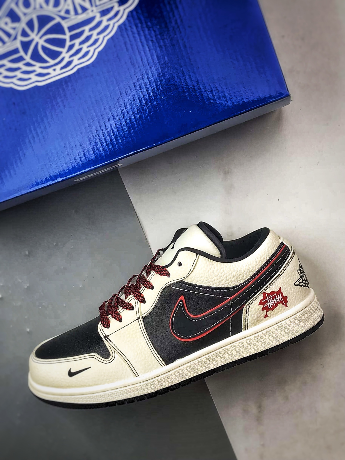 Air Jordan 1 Low ”高端定制” 斯图西米白黑红 QG1988-013