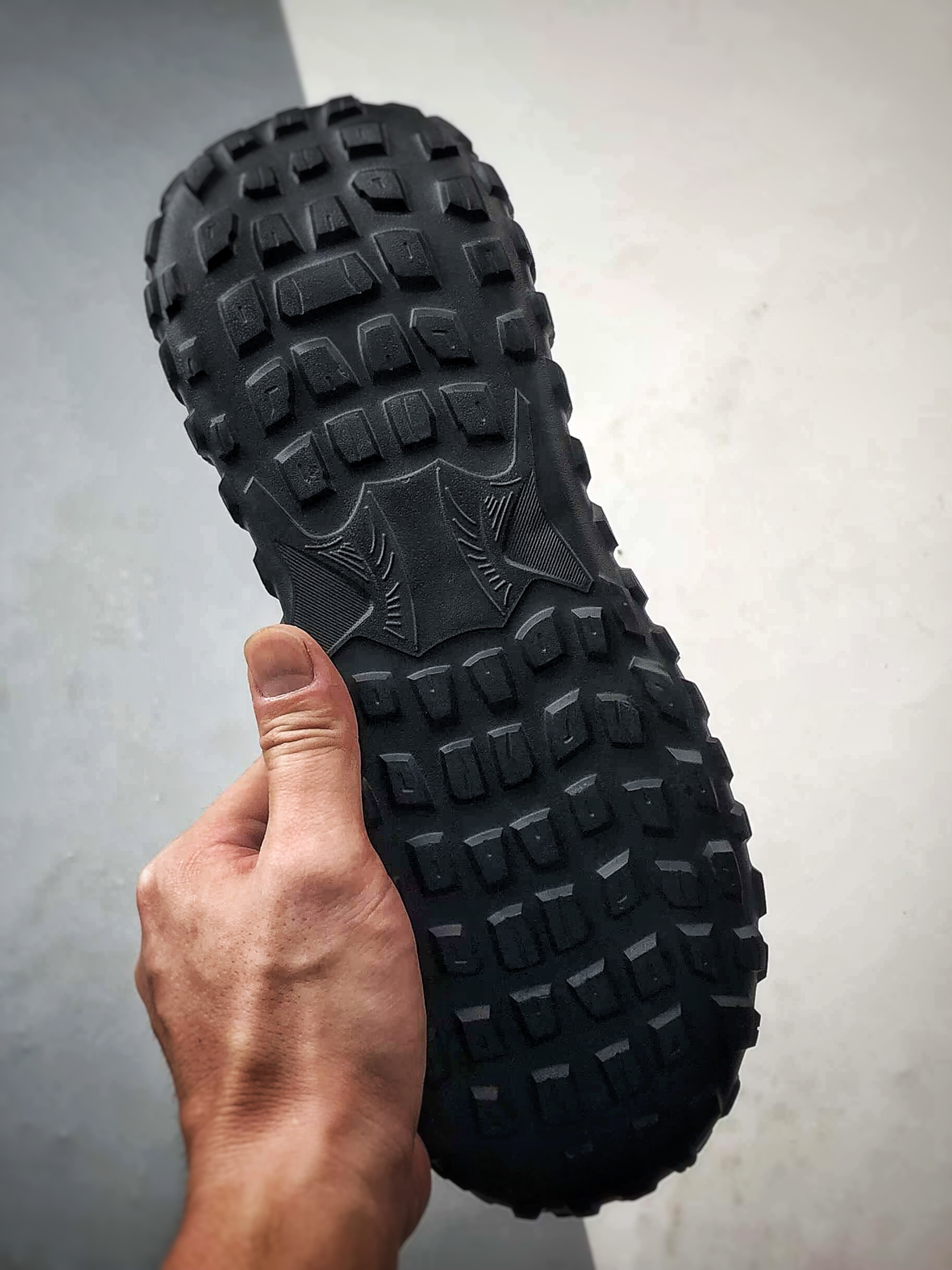 300 Ecco/爱步 越野系列 轻盈减震牛皮耐磨户外运动登山鞋 甄选优质牛皮革搭配纺织衬里 防污透气 635130