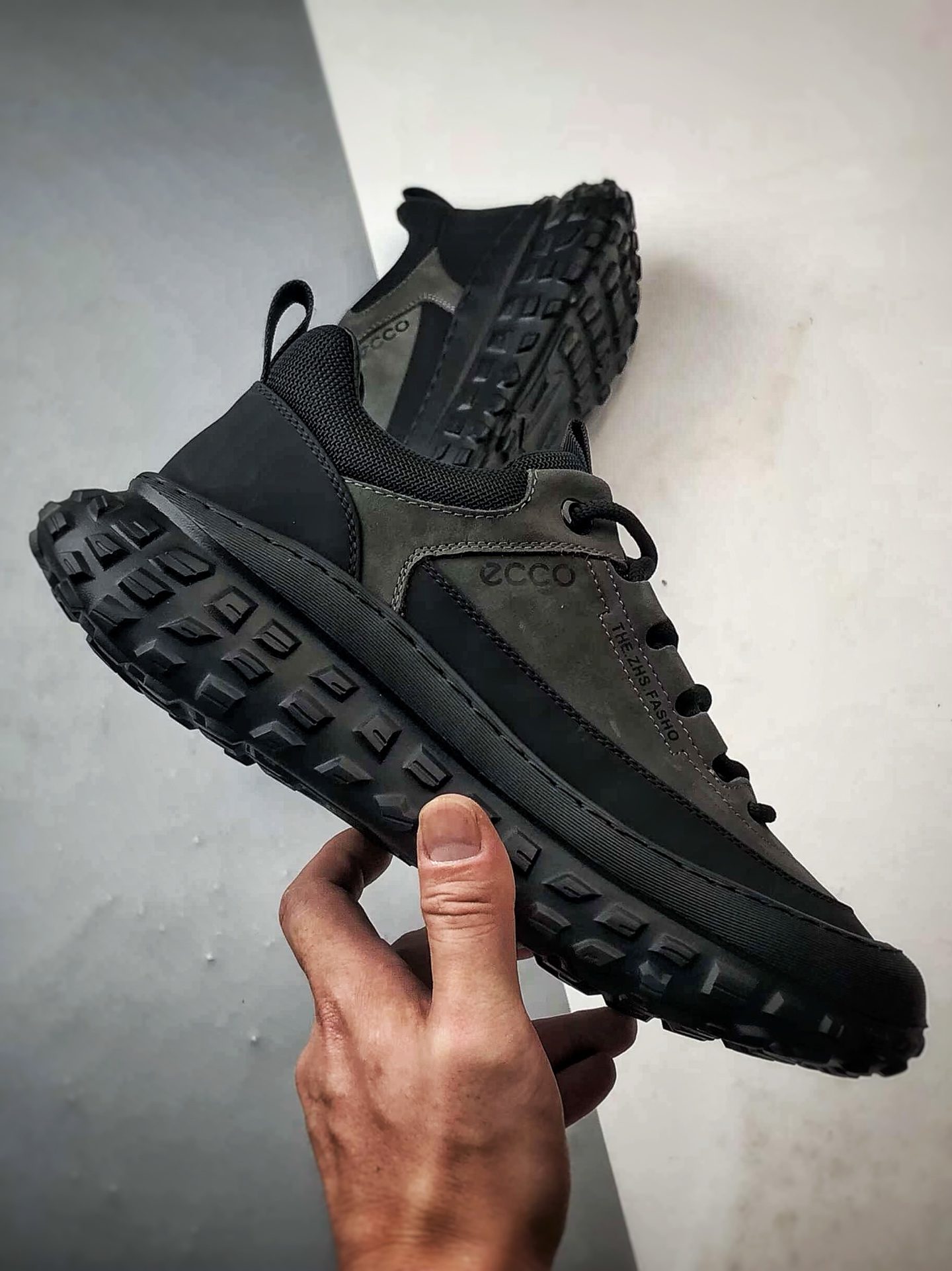 300 Ecco/爱步 越野系列 轻盈减震牛皮耐磨户外运动登山鞋 甄选优质牛皮革搭配纺织衬里 防污透气 635130