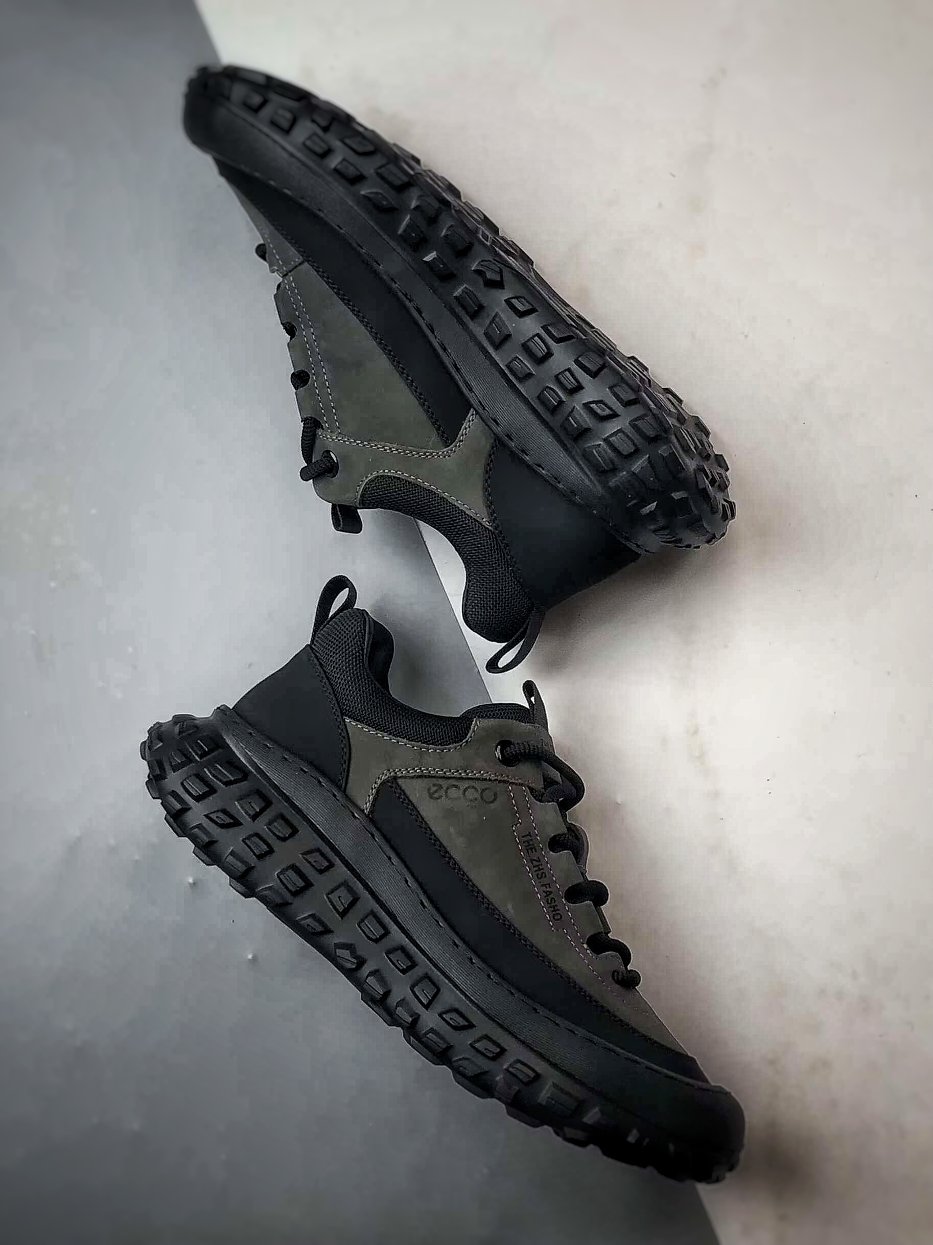 300 Ecco/爱步 越野系列 轻盈减震牛皮耐磨户外运动登山鞋 甄选优质牛皮革搭配纺织衬里 防污透气 635130