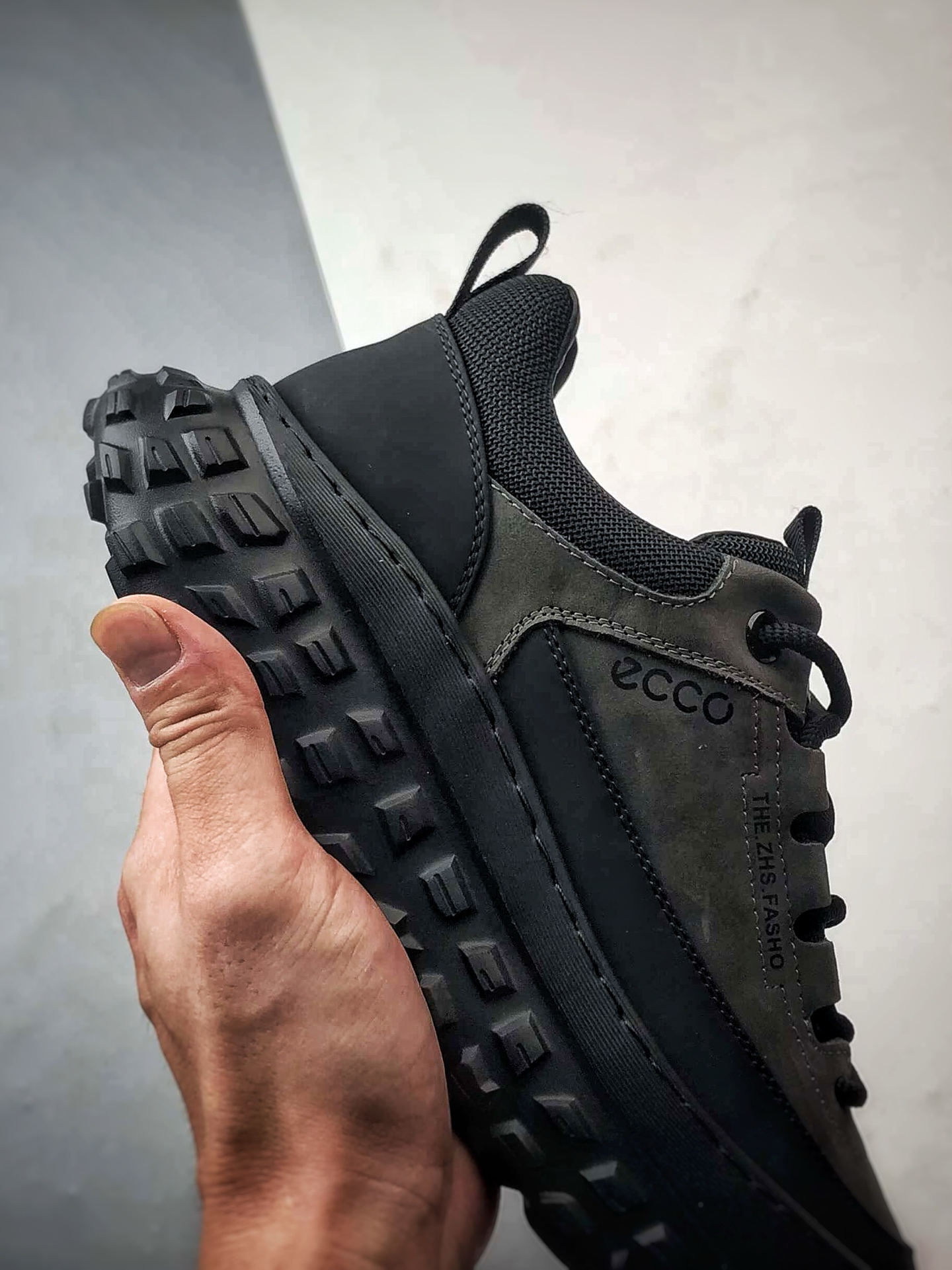 300 Ecco/爱步 越野系列 轻盈减震牛皮耐磨户外运动登山鞋 甄选优质牛皮革搭配纺织衬里 防污透气 635130