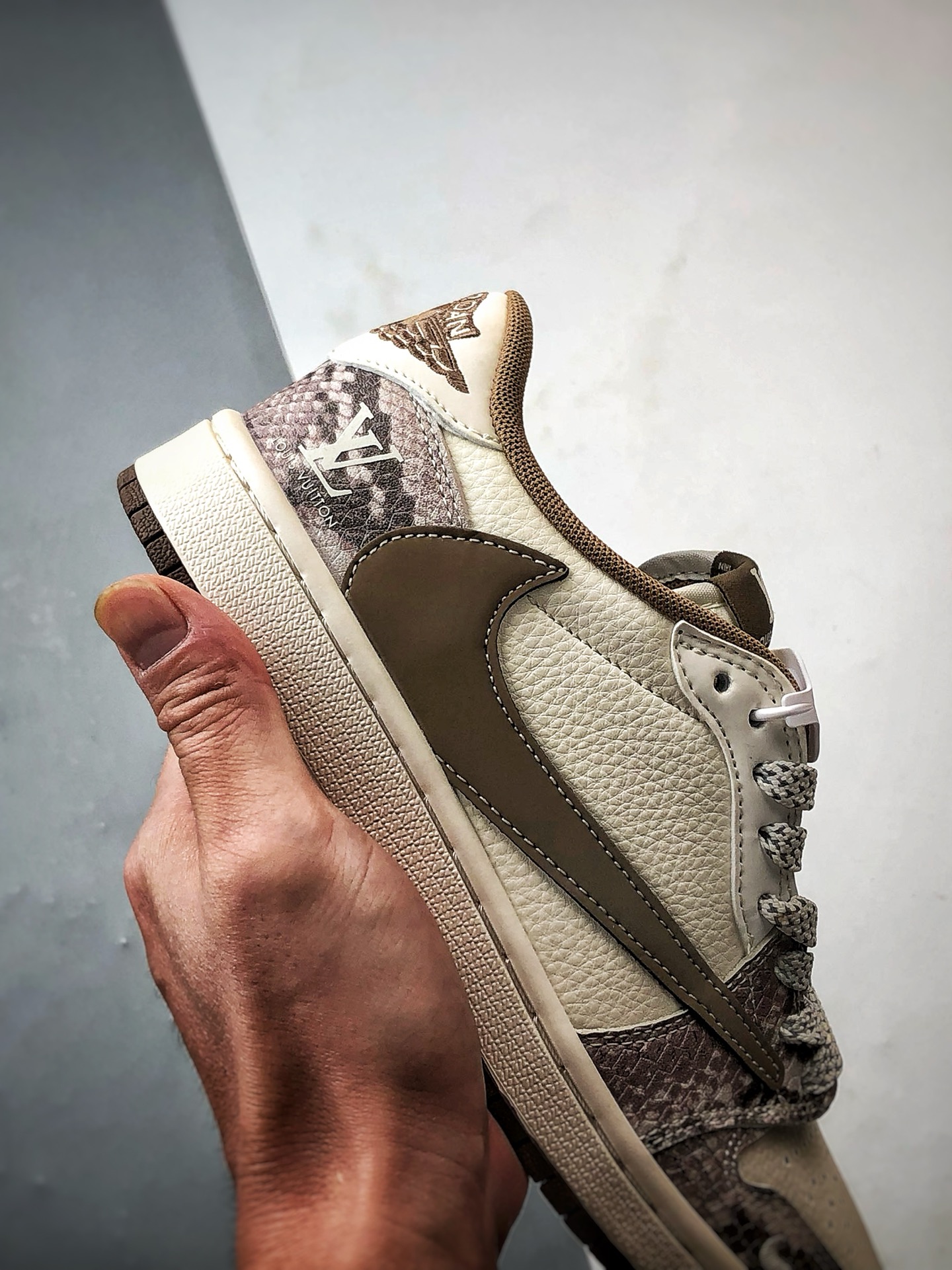 Air Jordan 1 Low ”高端定制” LV米灰蟒纹棕倒钩 XS7089-618