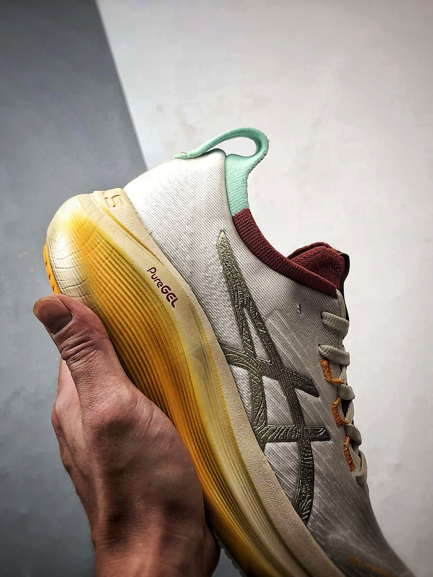 Asics Gel-Nimbus 27 米黄色 亚瑟士27代舒适轻盈休闲跑步鞋 1011C094-100