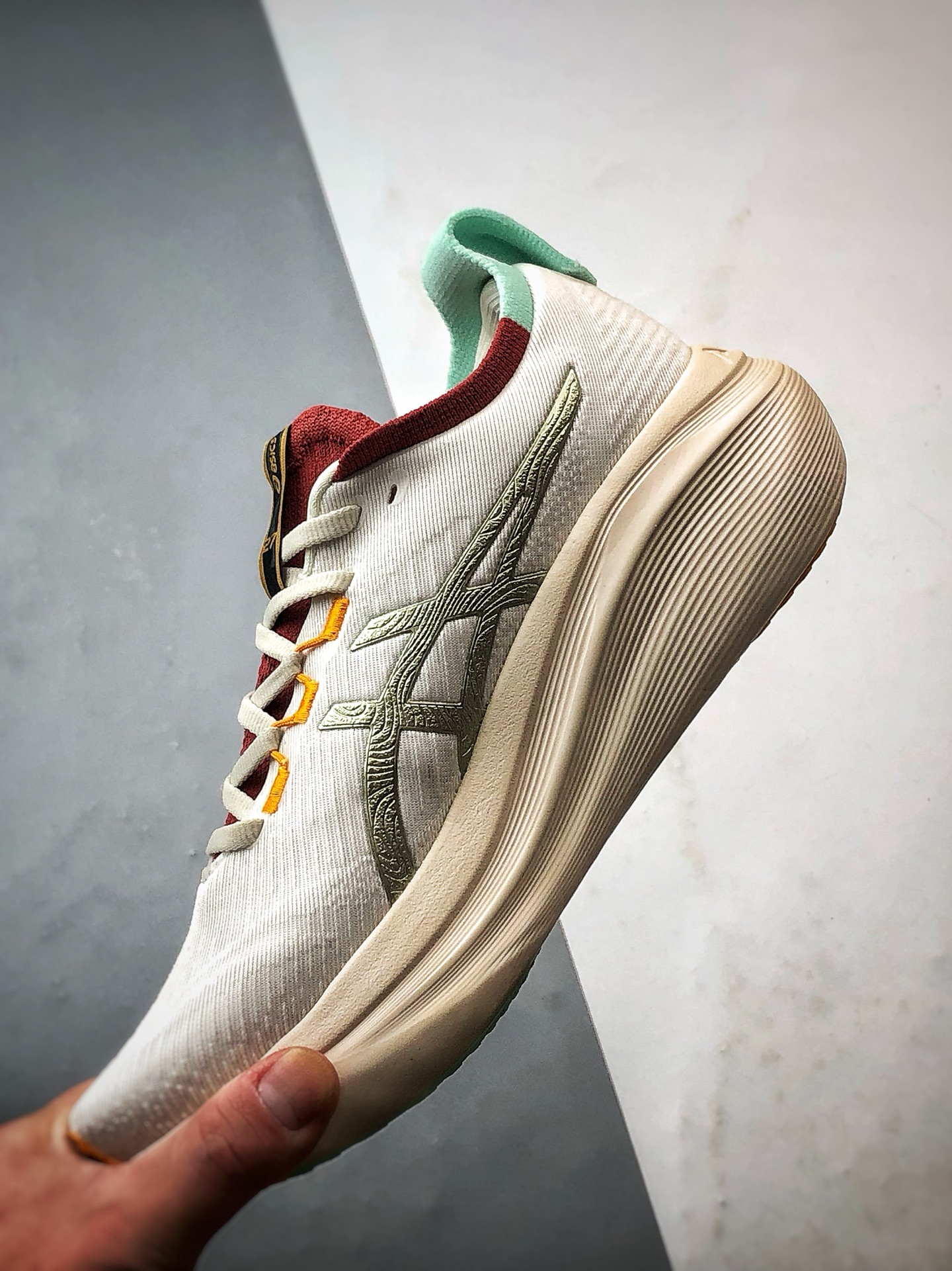 Asics Gel-Nimbus 27 米黄色 亚瑟士27代舒适轻盈休闲跑步鞋 1011C094-100