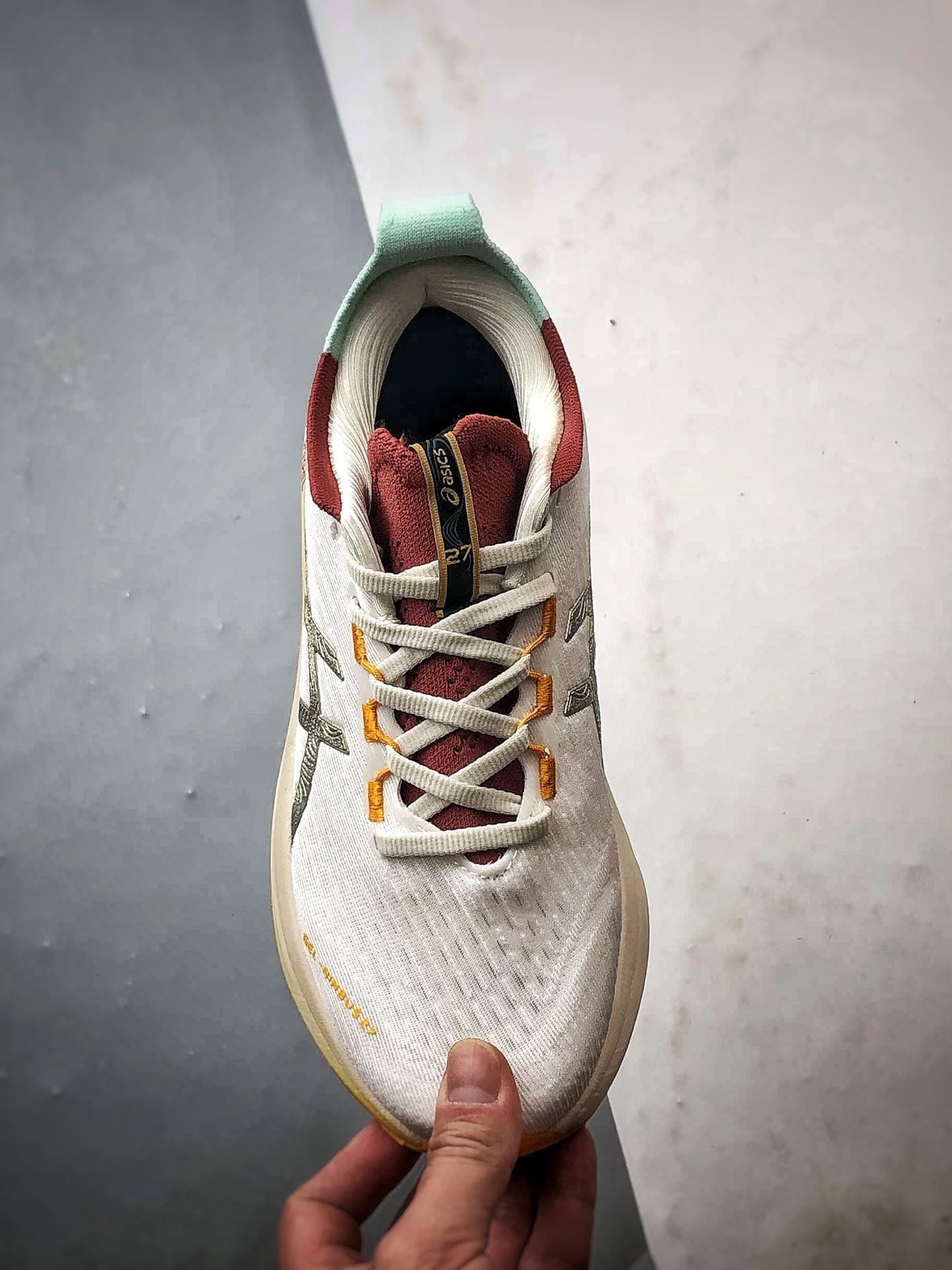 Asics Gel-Nimbus 27 米黄色 亚瑟士27代舒适轻盈休闲跑步鞋 1011C094-100