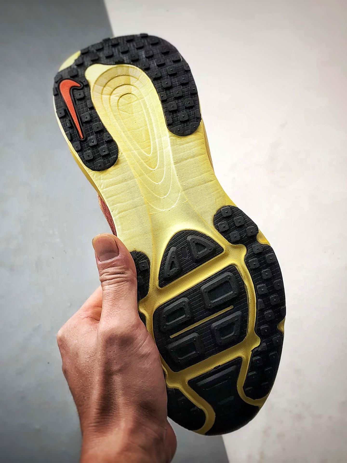 180 NK Air Zoom Vomero 18 黄色 迈柔18舒适百搭网面透气休闲跑步鞋 IH3576-999