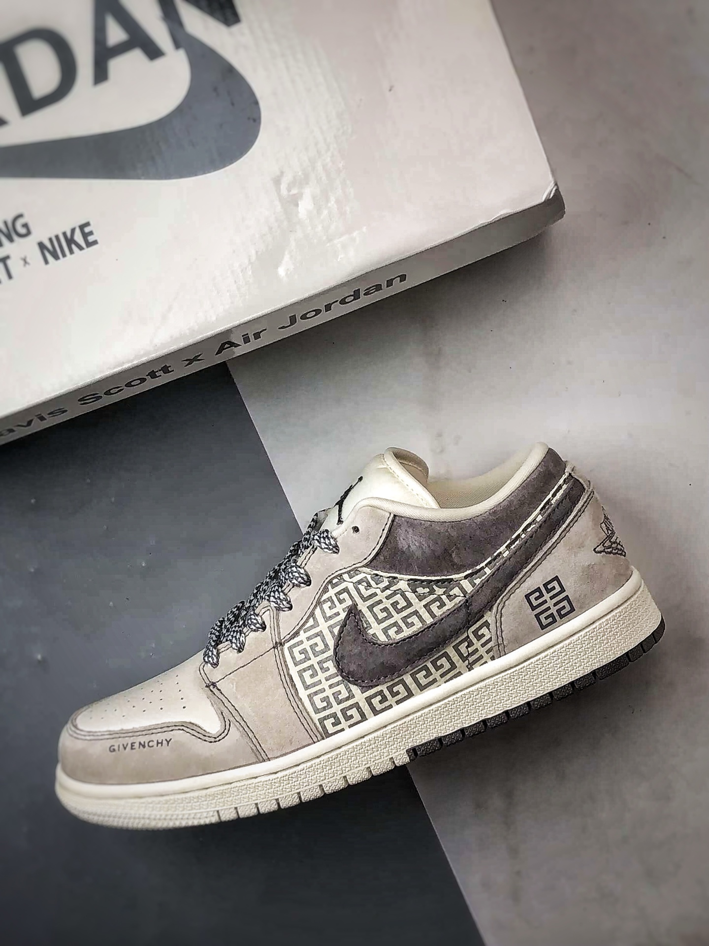 Air Jordan 1 Low ”高端定制” 纪梵希猪八米白灰 LD8888-008