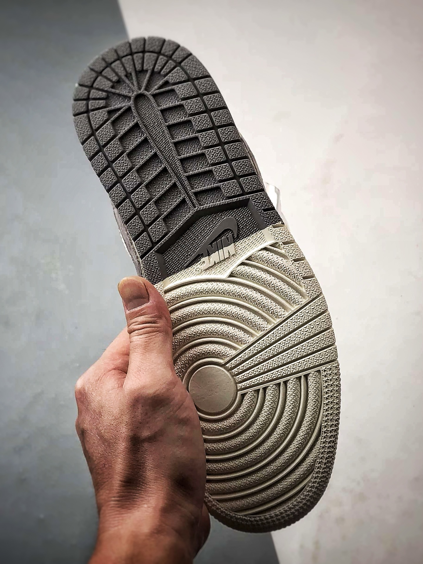 Air Jordan 1 Low ”高端定制” 纪梵希猪八米白灰 LD8888-008