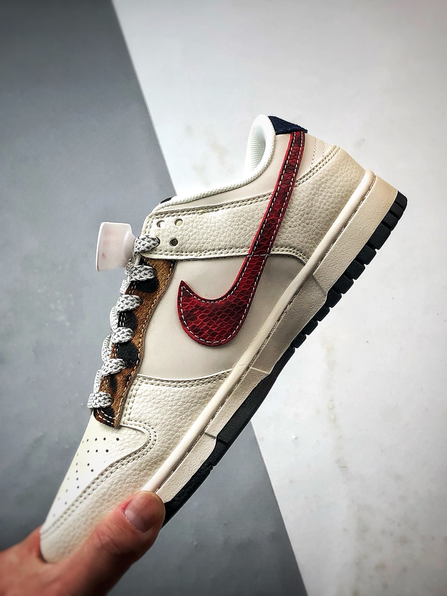 NK Dunk Low Retro ”DIY高端定制” LV米黑棕红钩 低帮休闲运动板鞋 XS6089-627 NK Dunk Low Retro ”DIY高端定制” LV米黑棕红钩 低帮休闲运动板鞋 XS6089-627