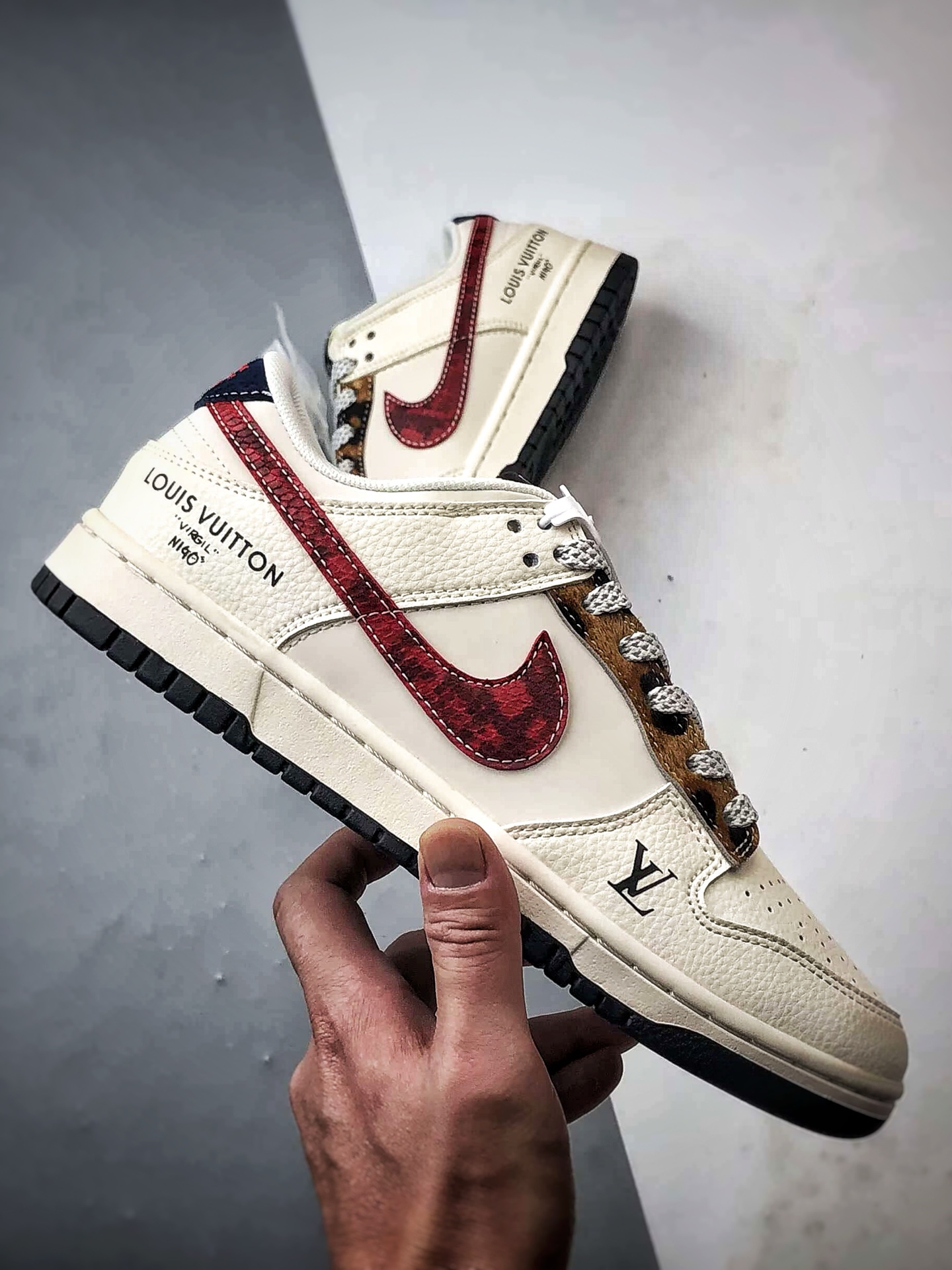 NK Dunk Low Retro ”DIY高端定制” LV米黑棕红钩 低帮休闲运动板鞋 XS6089-627 NK Dunk Low Retro ”DIY高端定制” LV米黑棕红钩 低帮休闲运动板鞋 XS6089-627