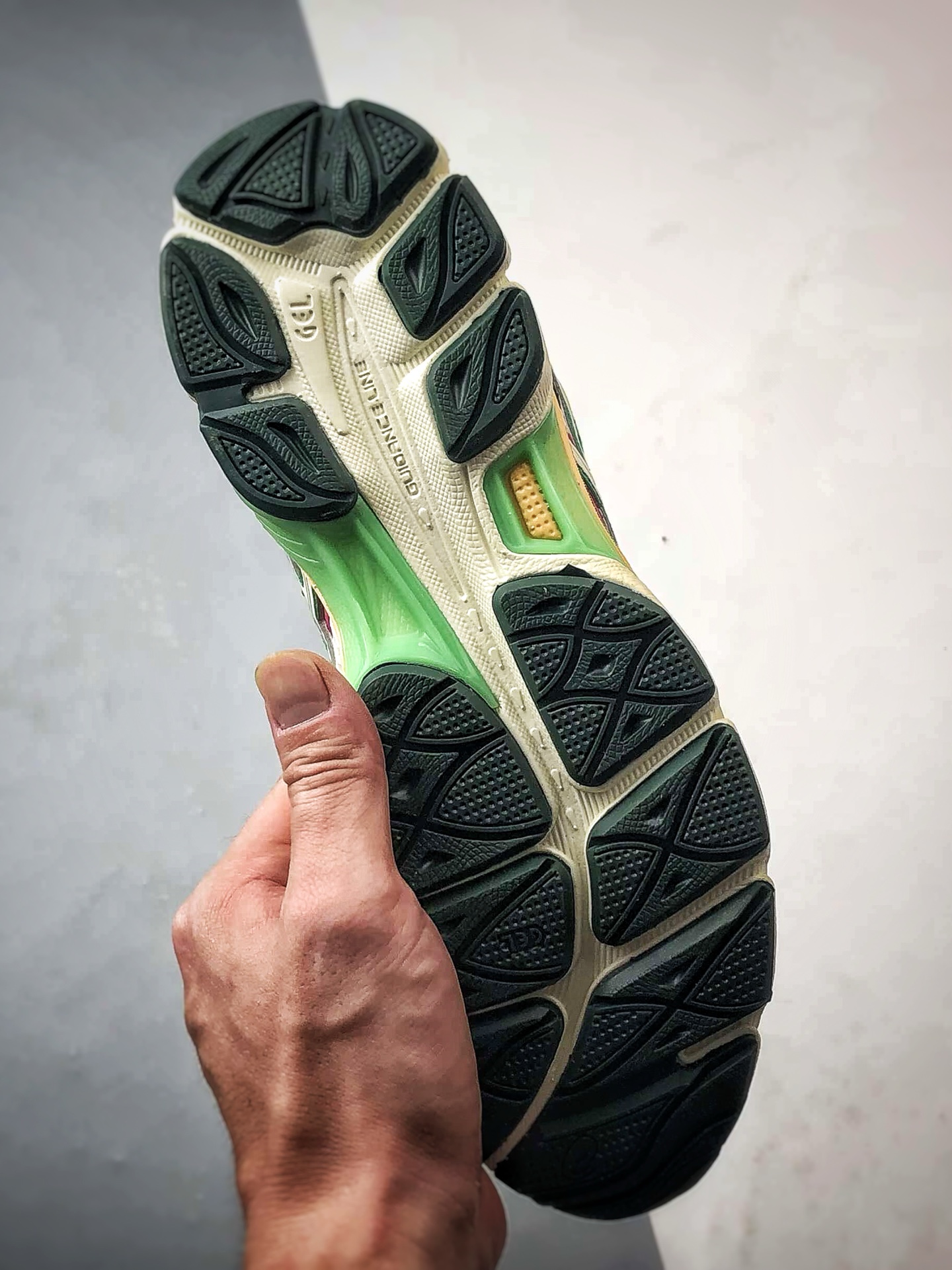 Asics Gel-Cumulus 16 白绿粉 亚瑟士复古时尚缓震运动跑步鞋 1203A763-100