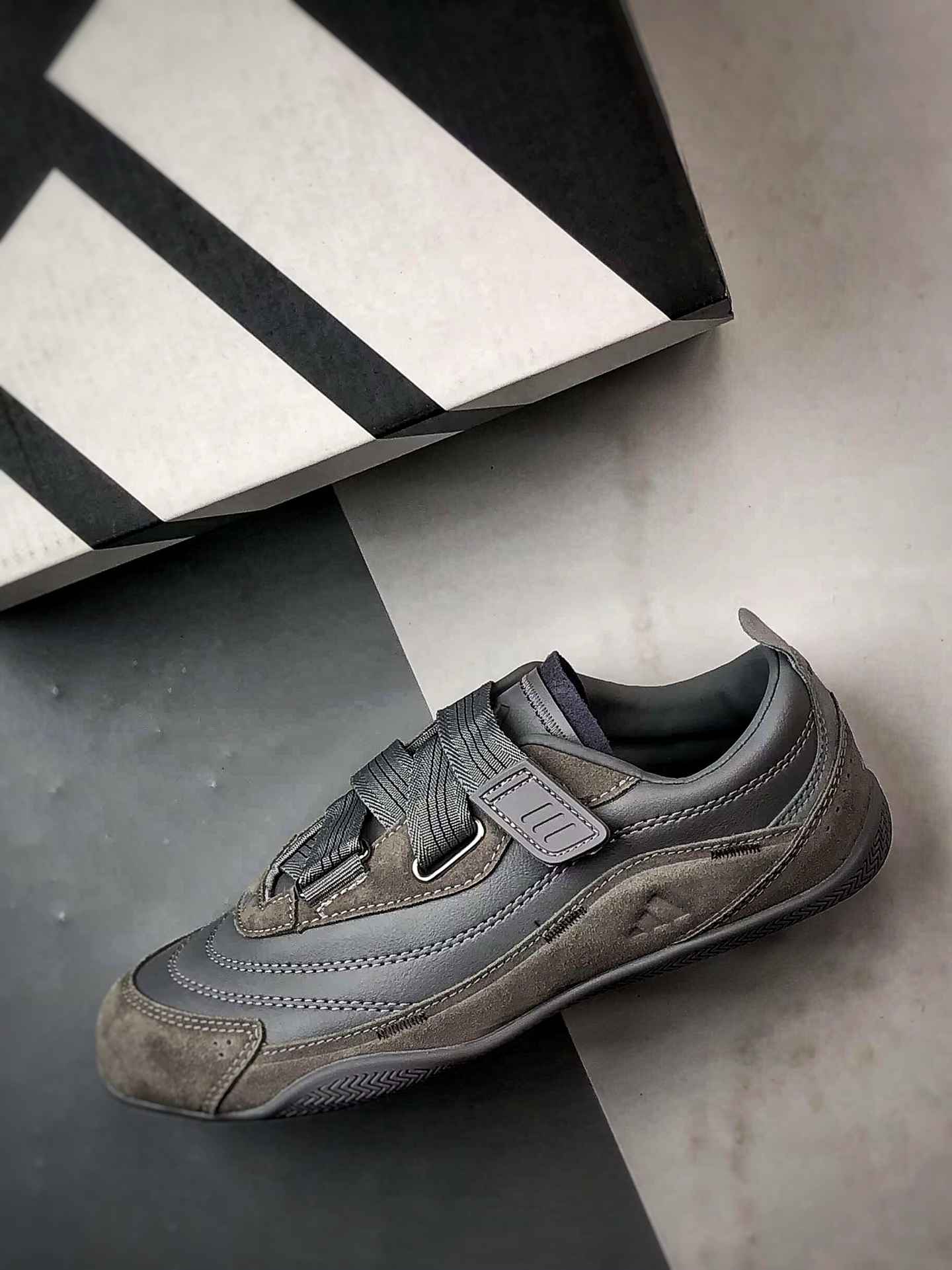 AD Urban Reverie Fos 灰色 魔术贴城市芭蕾风薄底休闲鞋 JQ9391 AD Urban Reverie Fos 灰色 魔术贴城市芭蕾风薄底休闲鞋 JQ9391