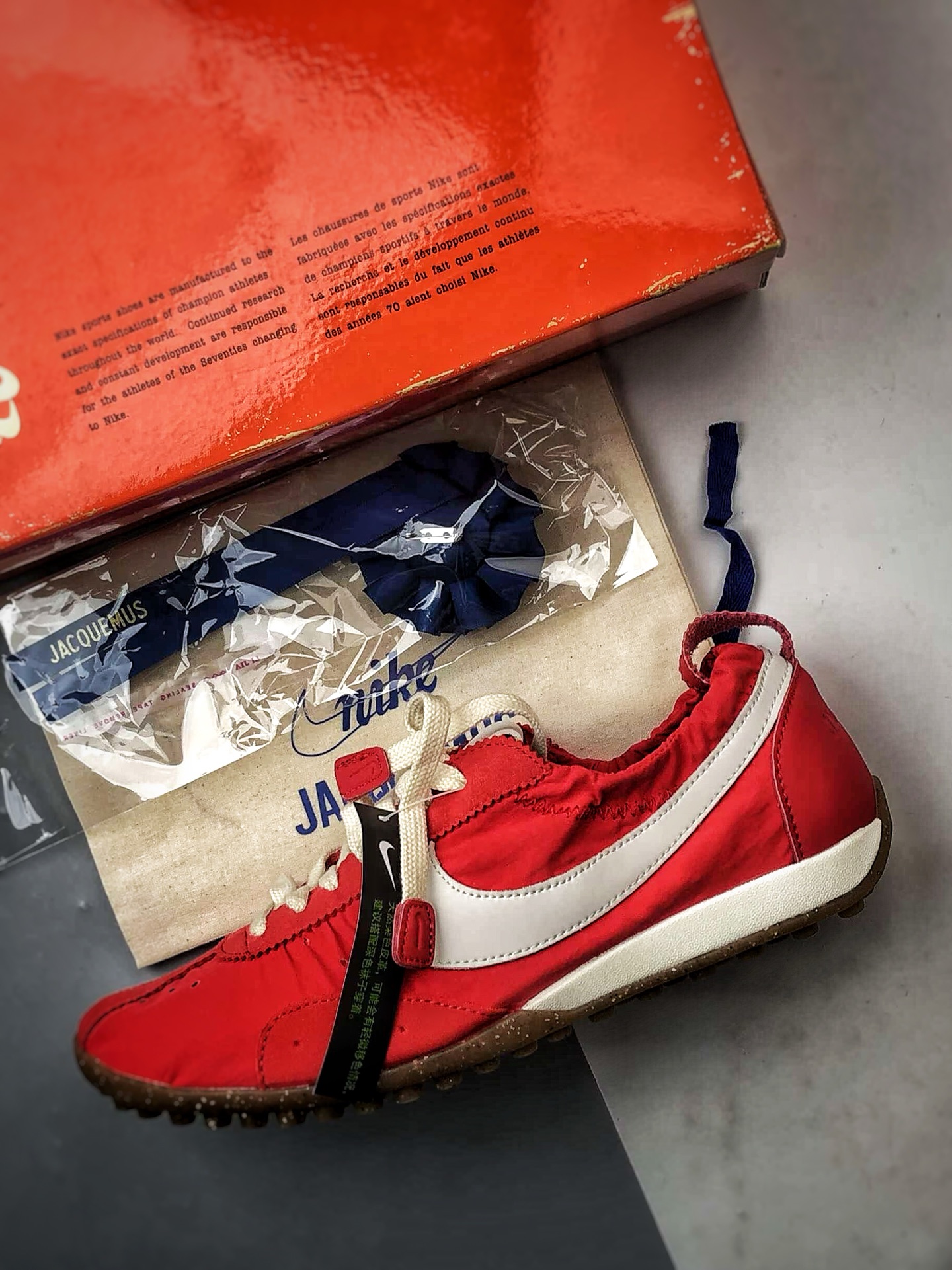 240 NK MoShoe x Jacquemus 红色 联名尼龙复古柔软舒适薄底休闲鞋 HV8547-600