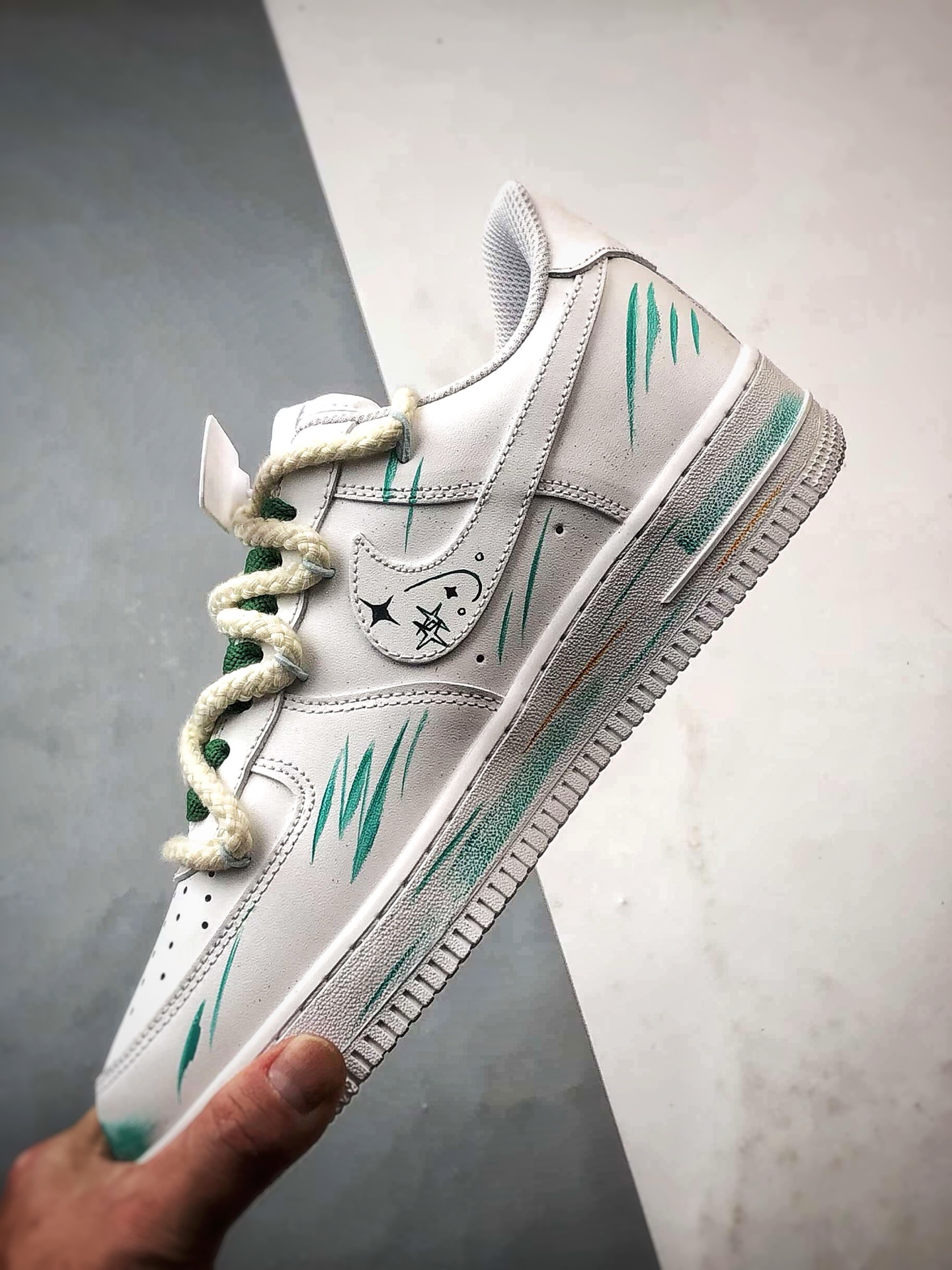 Air Force 1 '07 Low 水瓶座解构 十二星座手绘涂鸦系列 空军一号定制板鞋 白绿渐变如星云晕染鞋身 Air Force 1 '07 Low 水瓶座解构 十二星座手绘涂鸦系列 空军一号定制板鞋 白绿渐变如星云晕染鞋身