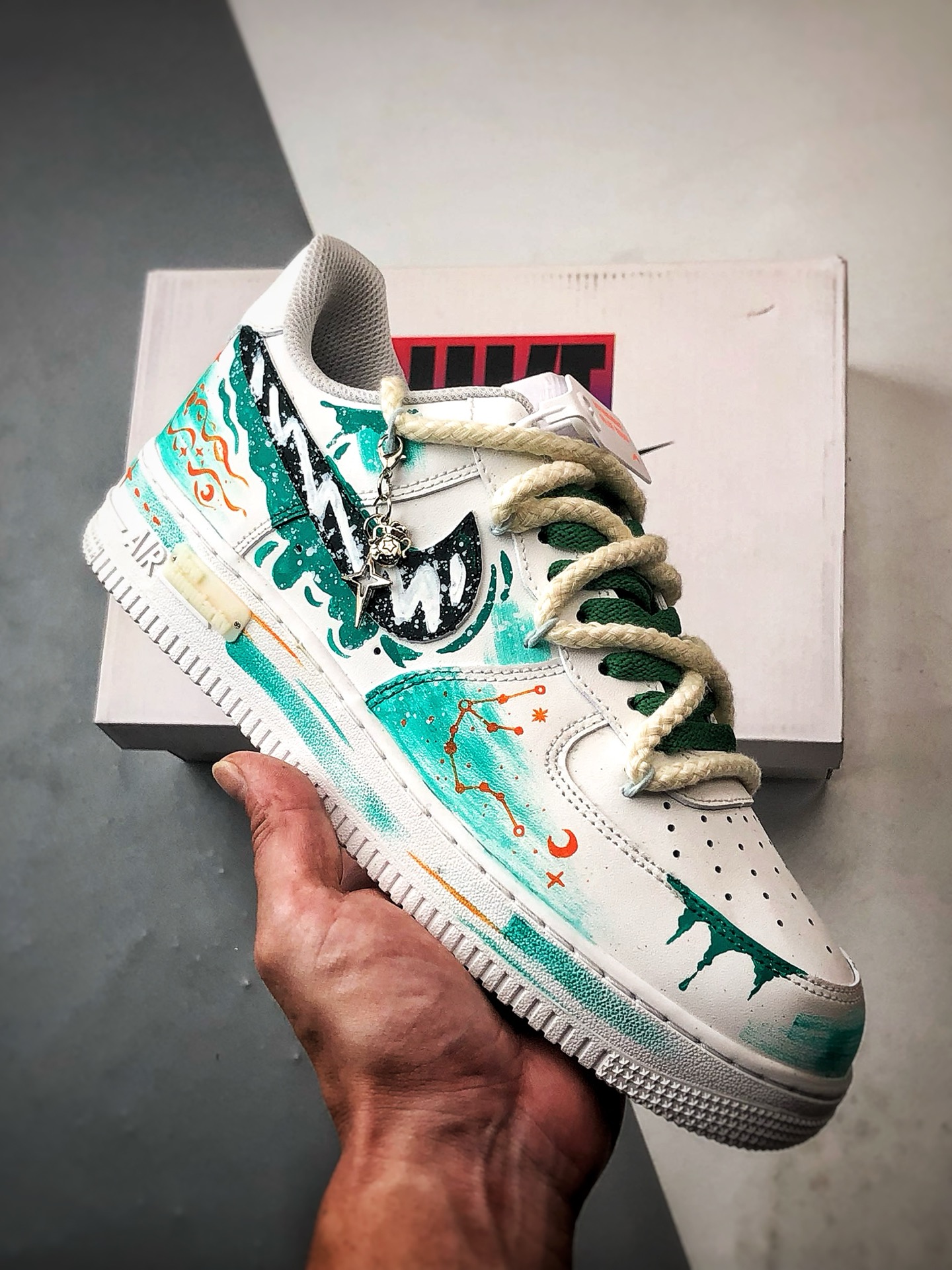 Air Force 1 ’07 Low 水瓶座解构 十二星座手绘涂鸦系列 空军一号定制板鞋 白绿渐变如星云晕染鞋身 Air Force 1 ’07 Low 水瓶座解构 十二星座手绘涂鸦系列 空军一号定制板鞋 白绿渐变如星云晕染鞋身