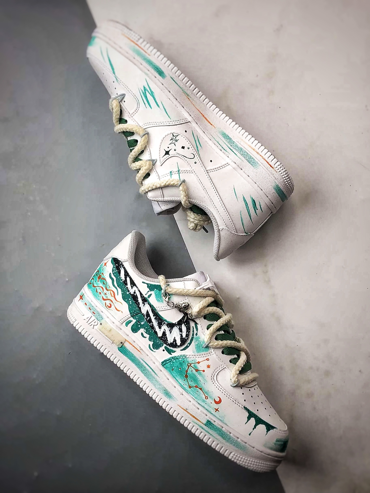 Air Force 1 '07 Low 水瓶座解构 十二星座手绘涂鸦系列 空军一号定制板鞋 白绿渐变如星云晕染鞋身 Air Force 1 '07 Low 水瓶座解构 十二星座手绘涂鸦系列 空军一号定制板鞋 白绿渐变如星云晕染鞋身