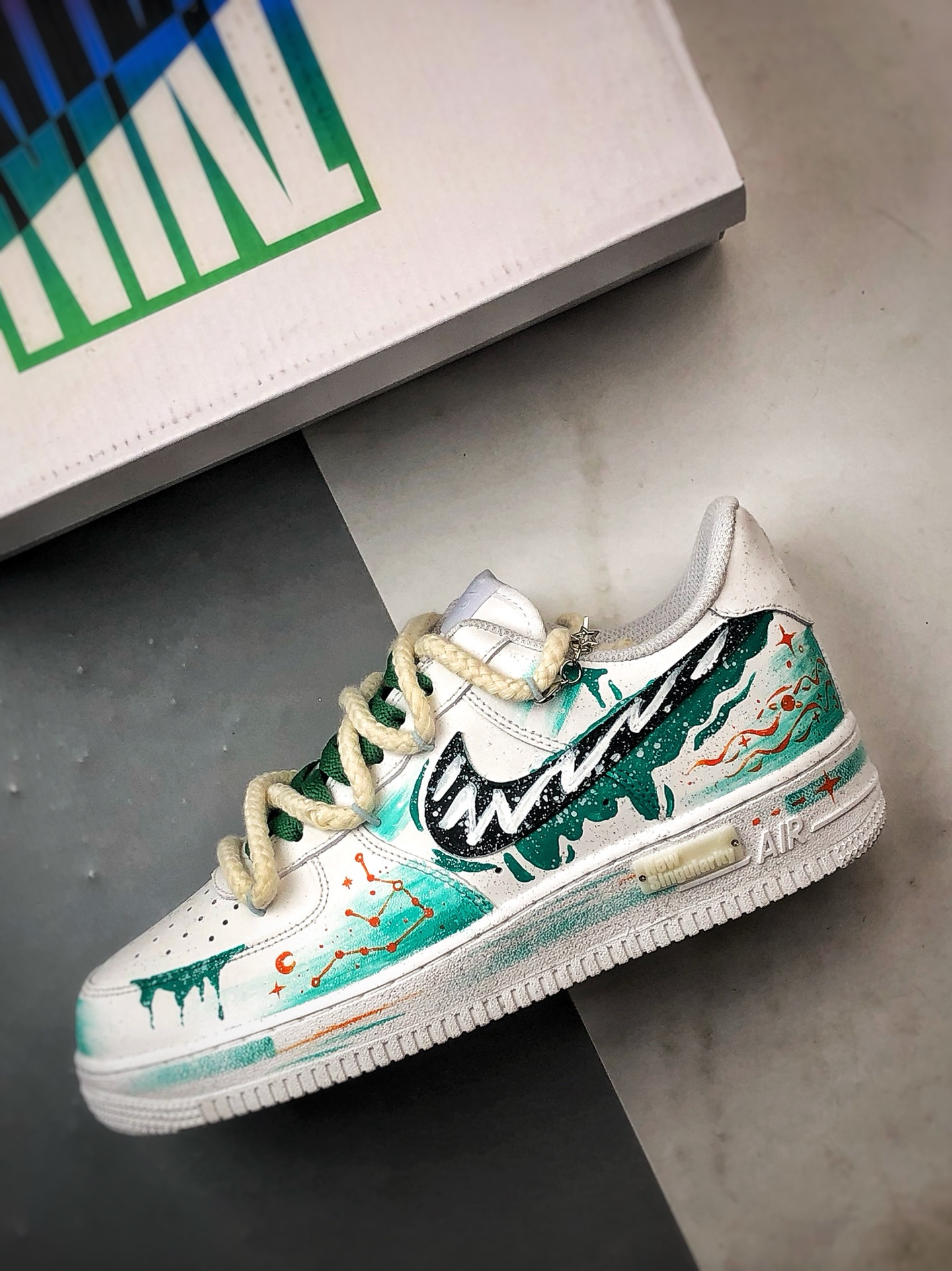 Air Force 1 '07 Low 水瓶座解构 十二星座手绘涂鸦系列 空军一号定制板鞋 白绿渐变如星云晕染鞋身 Air Force 1 '07 Low 水瓶座解构 十二星座手绘涂鸦系列 空军一号定制板鞋 白绿渐变如星云晕染鞋身
