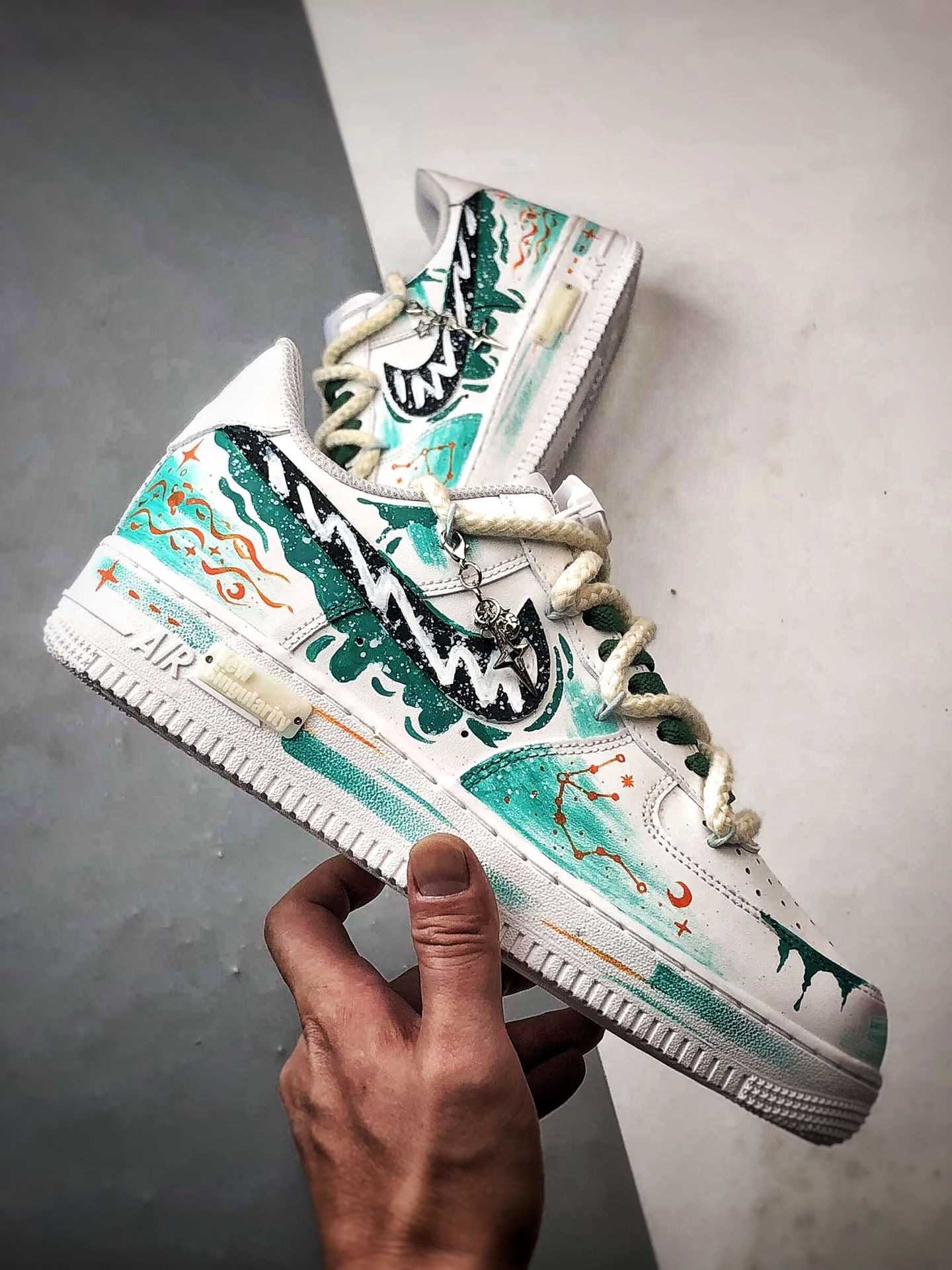 Air Force 1 '07 Low 水瓶座解构 十二星座手绘涂鸦系列 空军一号定制板鞋 白绿渐变如星云晕染鞋身 Air Force 1 '07 Low 水瓶座解构 十二星座手绘涂鸦系列 空军一号定制板鞋 白绿渐变如星云晕染鞋身