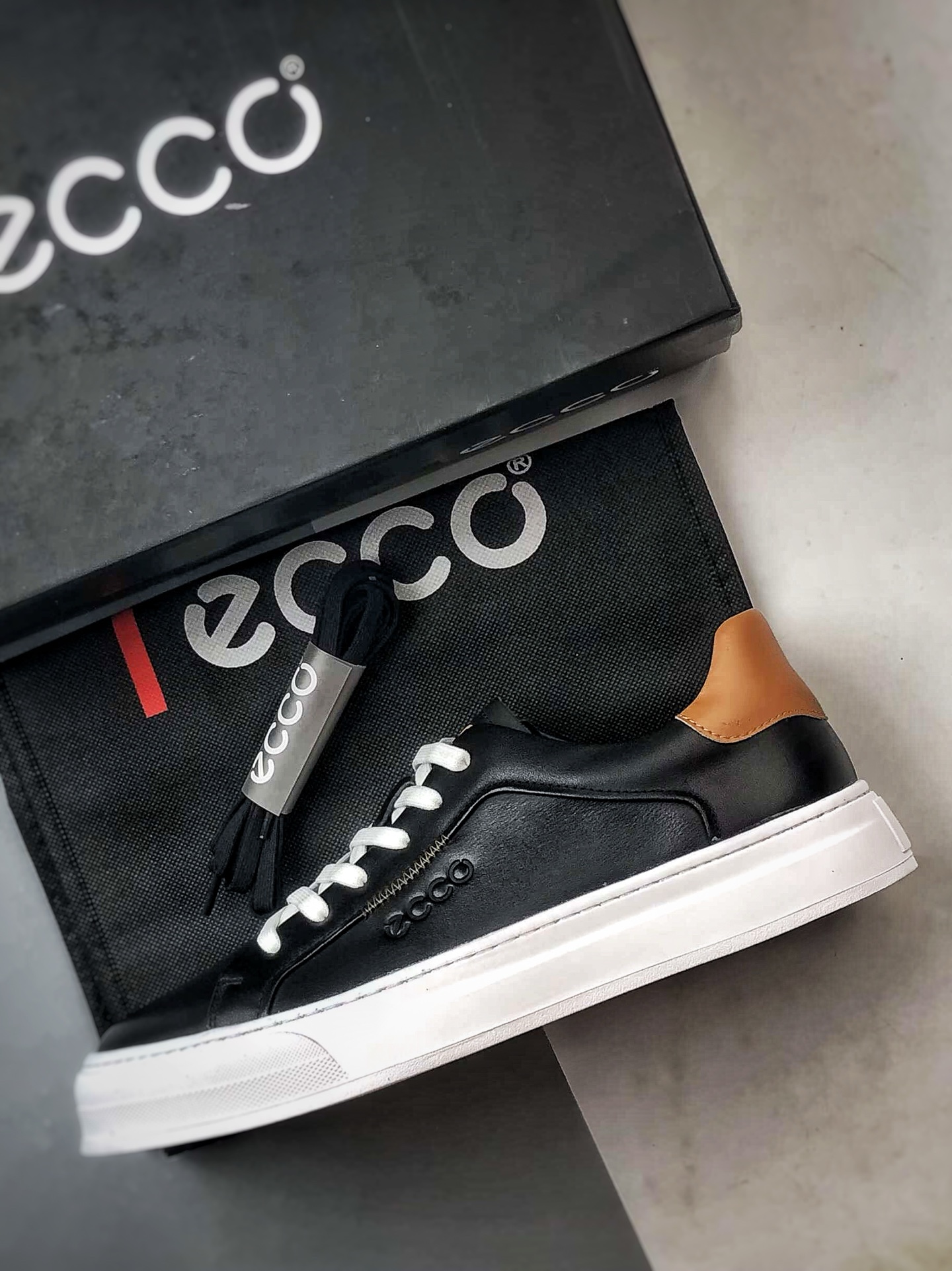 Ecco/爱步 街头系列 四季可穿复古休闲板鞋 983257