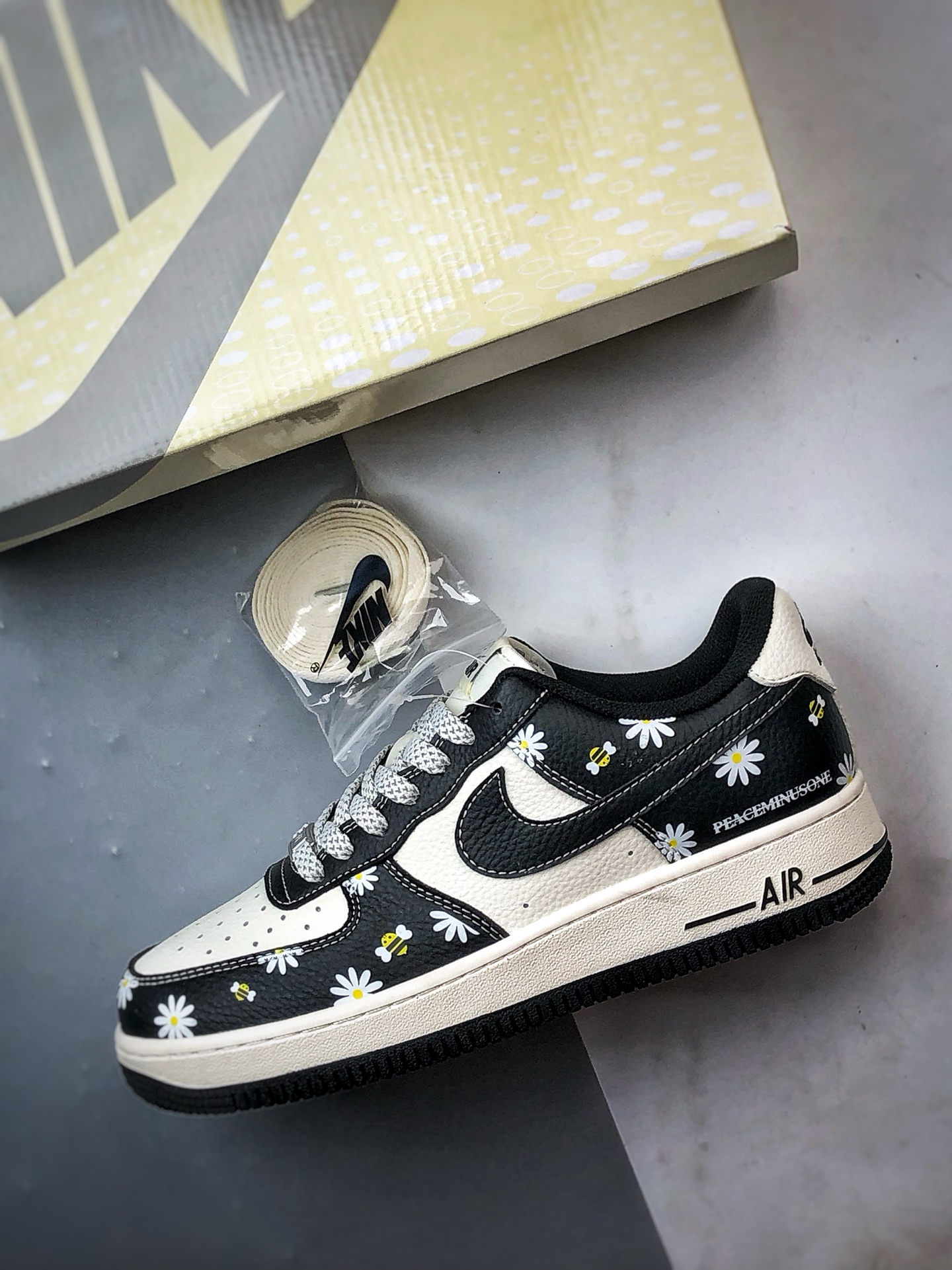Air Force 1 Low 小雏菊印花黑白 JP8048-004