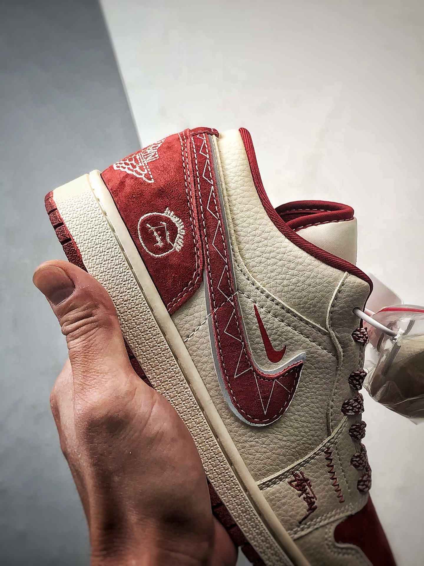 Air Jordan 1 Low ”高端定制” 斯图西米白红钩 LR8888-016-High Quatity Cheap Brand wholesale wholesaler seller Clothes Bags handbags Sneakers Top Fashion Clothing Shoes from China Factory Chinese suppliers best Quality Beautiful Price Air Jordan 1 Low ”高端定制” 斯图西米白红钩 LR8888-016