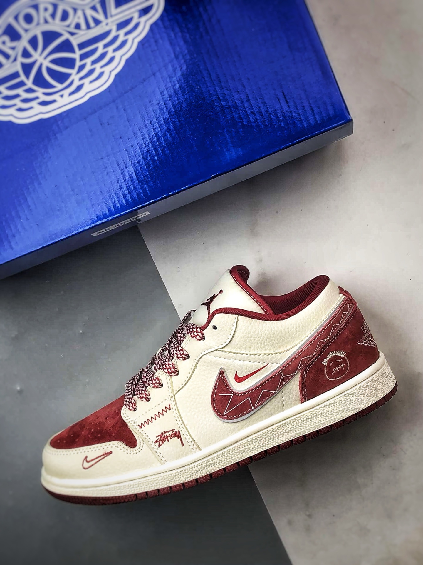 Air Jordan 1 Low ”高端定制” 斯图西米白红钩 LR8888-016-High Quatity Cheap Brand wholesale wholesaler seller Clothes Bags handbags Sneakers Top Fashion Clothing Shoes from China Factory Chinese suppliers best Quality Beautiful Price Air Jordan 1 Low ”高端定制” 斯图西米白红钩 LR8888-016