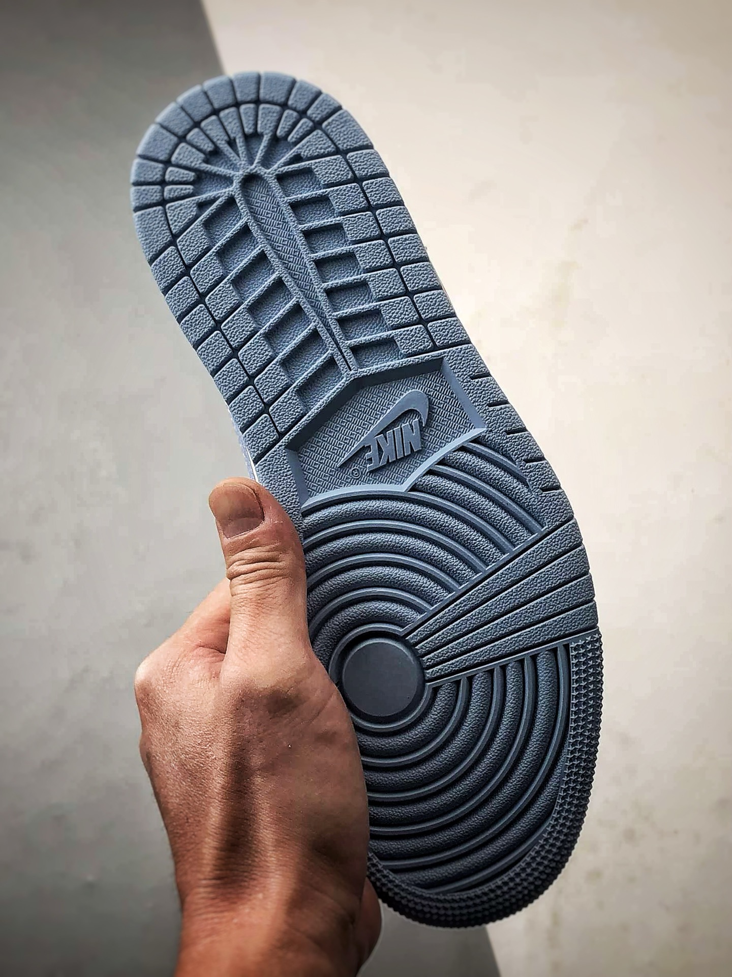 Air Jordan 1 Low ”高端定制” 斯图西米白浅蓝倒钩 XS7089-602