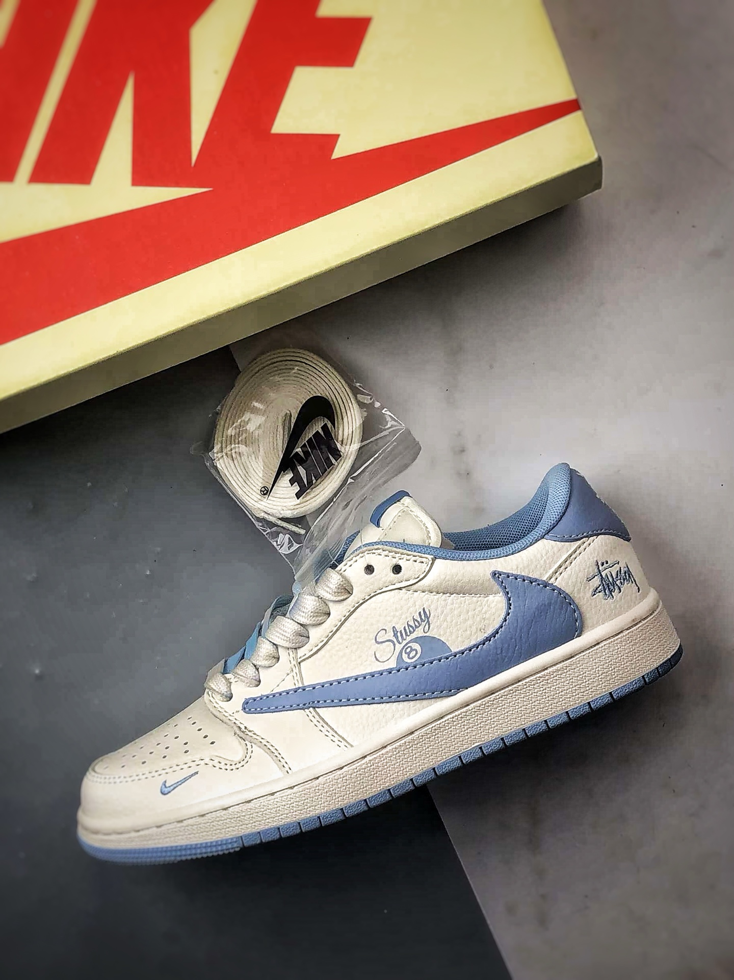 Air Jordan 1 Low ”高端定制” 斯图西米白浅蓝倒钩 XS7089-602