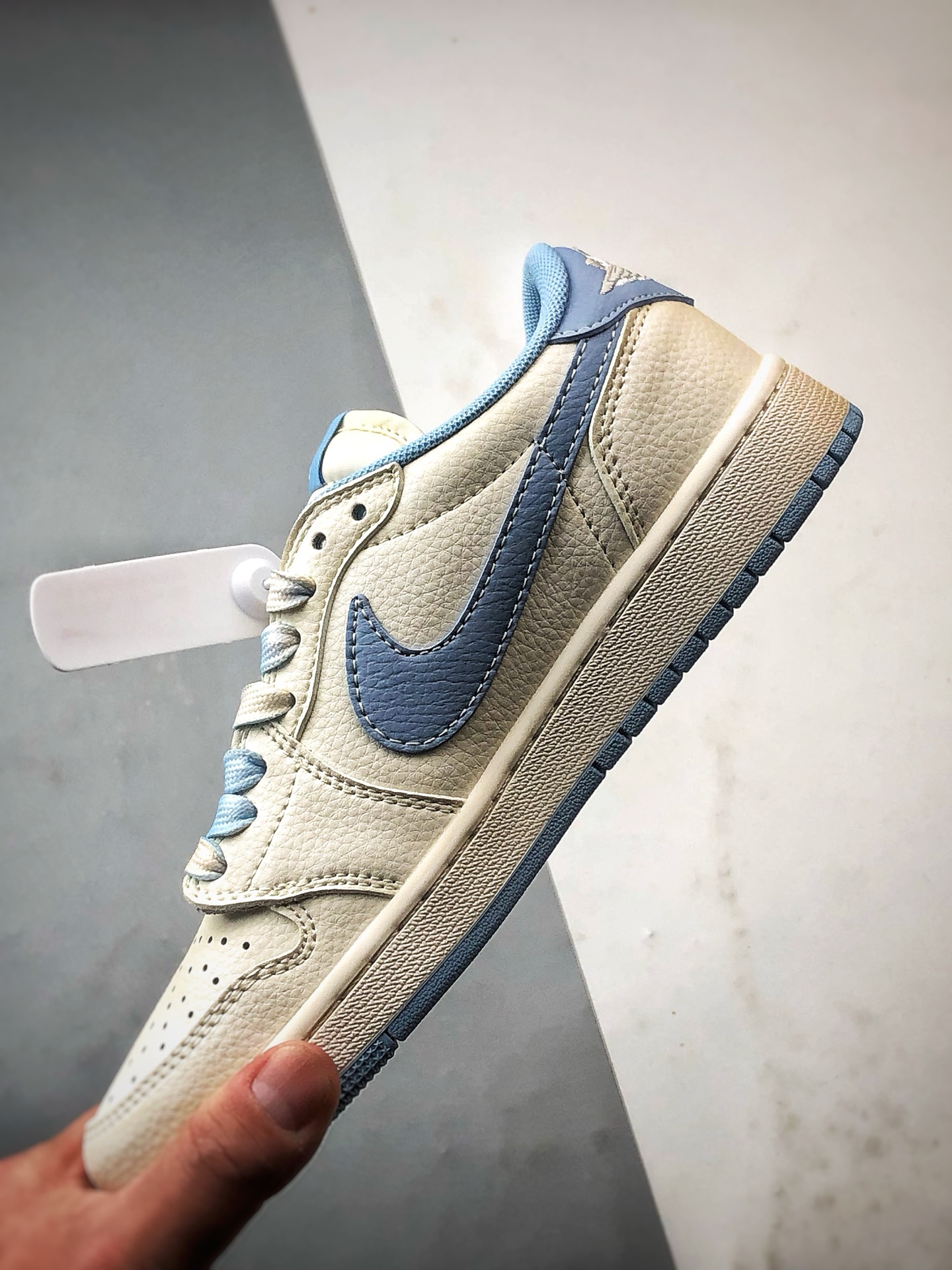 Air Jordan 1 Low ”高端定制” 斯图西米白浅蓝倒钩 XS7089-602