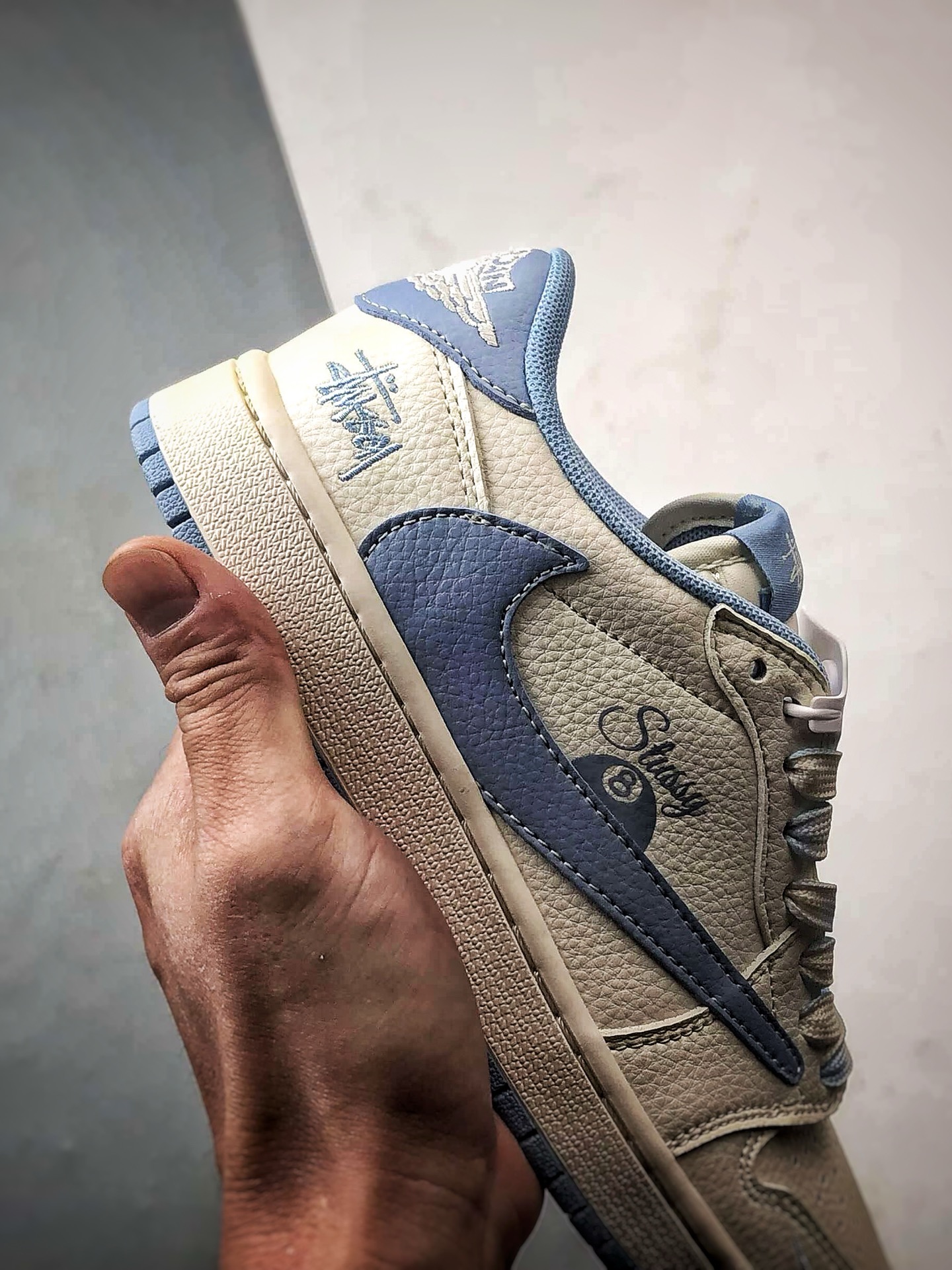 Air Jordan 1 Low ”高端定制” 斯图西米白浅蓝倒钩 XS7089-602