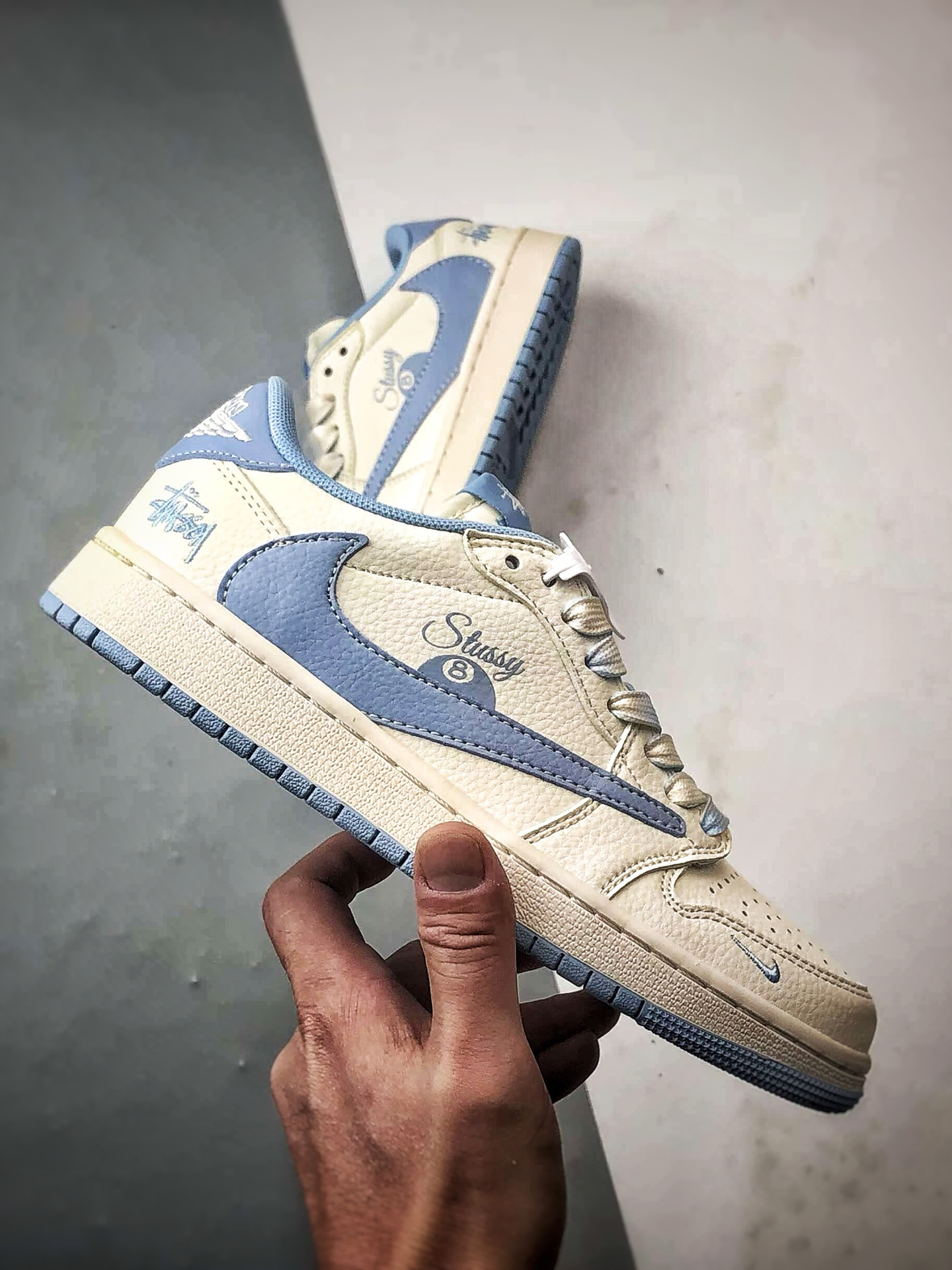 Air Jordan 1 Low ”高端定制” 斯图西米白浅蓝倒钩 XS7089-602