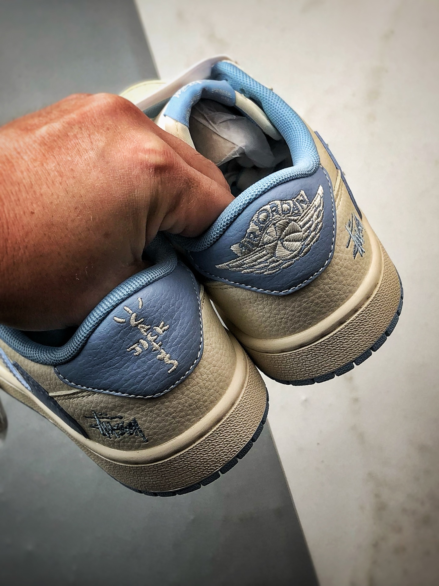 Air Jordan 1 Low ”高端定制” 斯图西米白浅蓝倒钩 XS7089-602