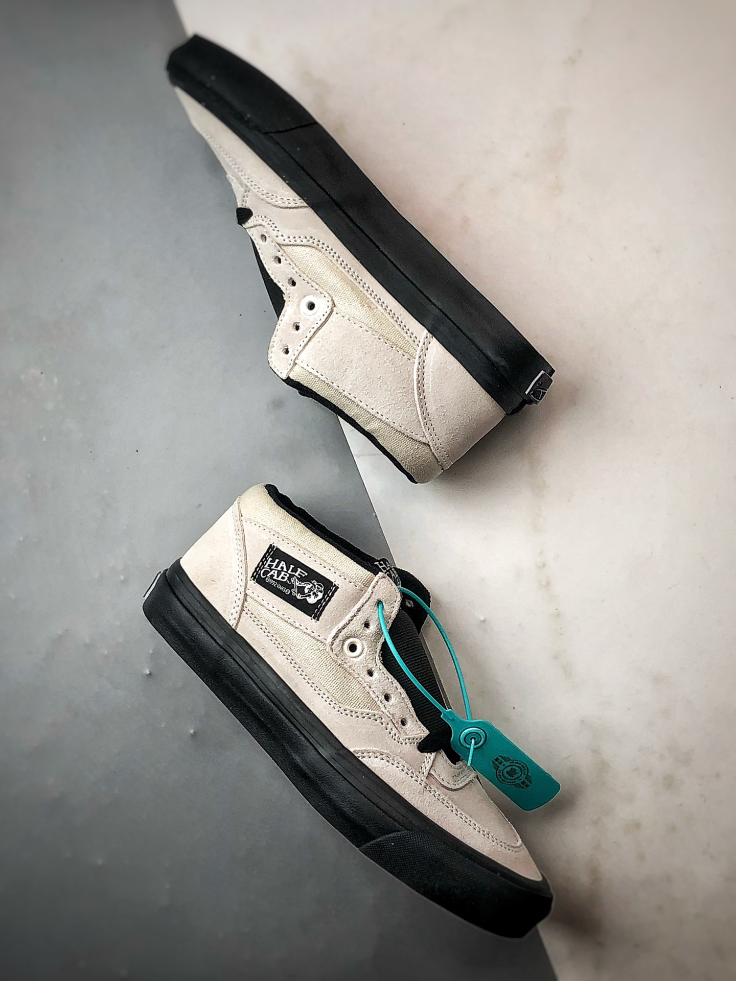Vans Premium Half Cab 白黑 美式复古防滑耐磨休闲中帮滑板鞋 VN000CXJYB2