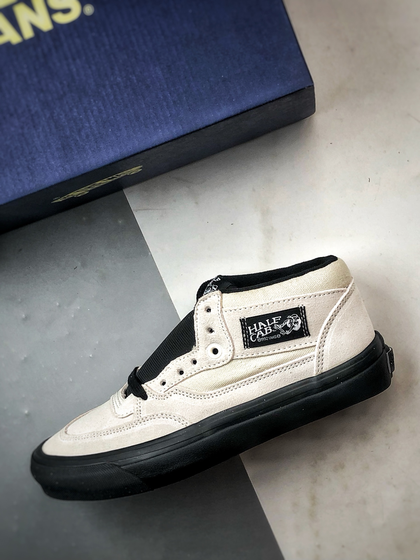 Vans Premium Half Cab 白黑 美式复古防滑耐磨休闲中帮滑板鞋 VN000CXJYB2