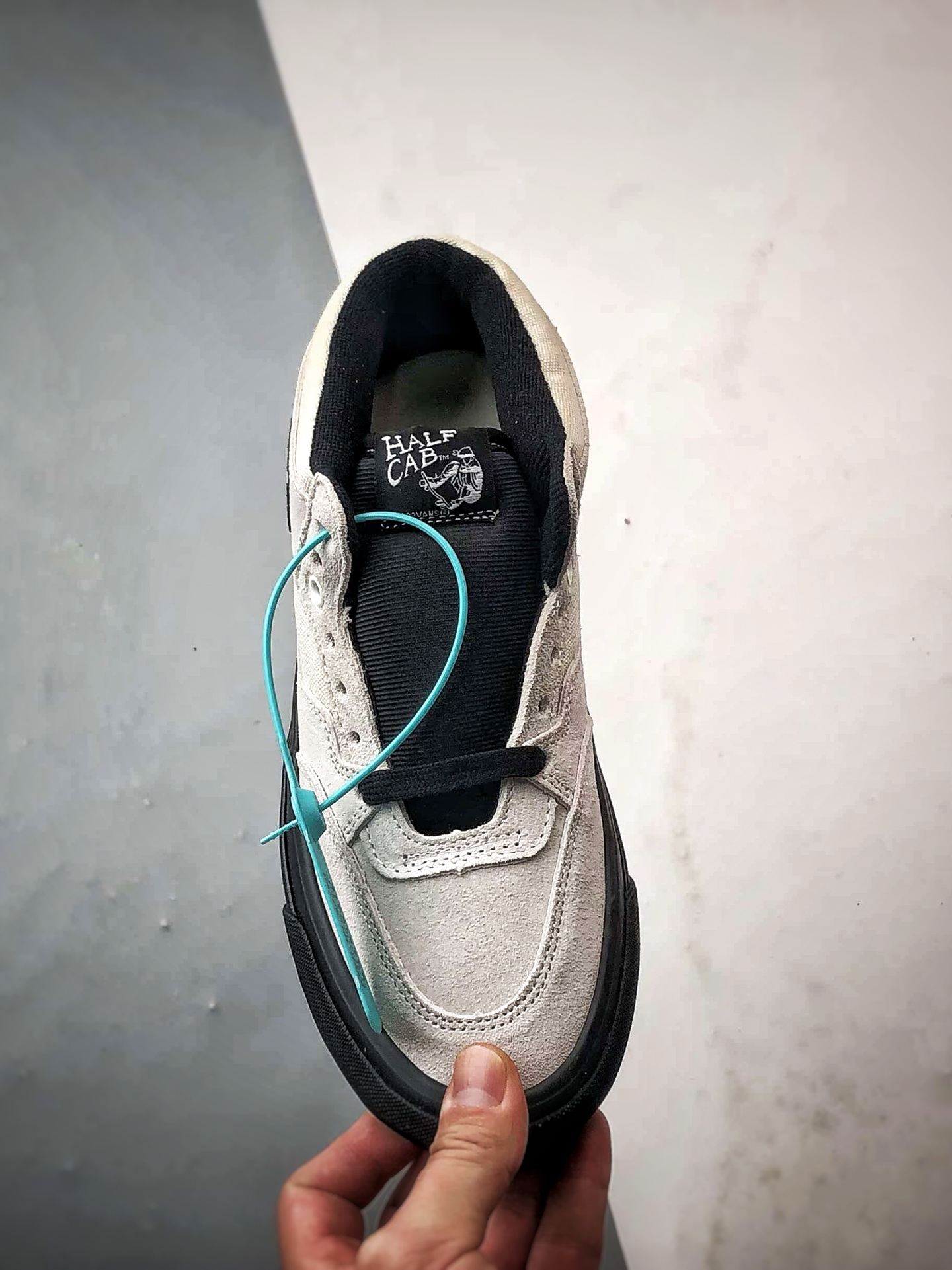 Vans Premium Half Cab 白黑 美式复古防滑耐磨休闲中帮滑板鞋 VN000CXJYB2